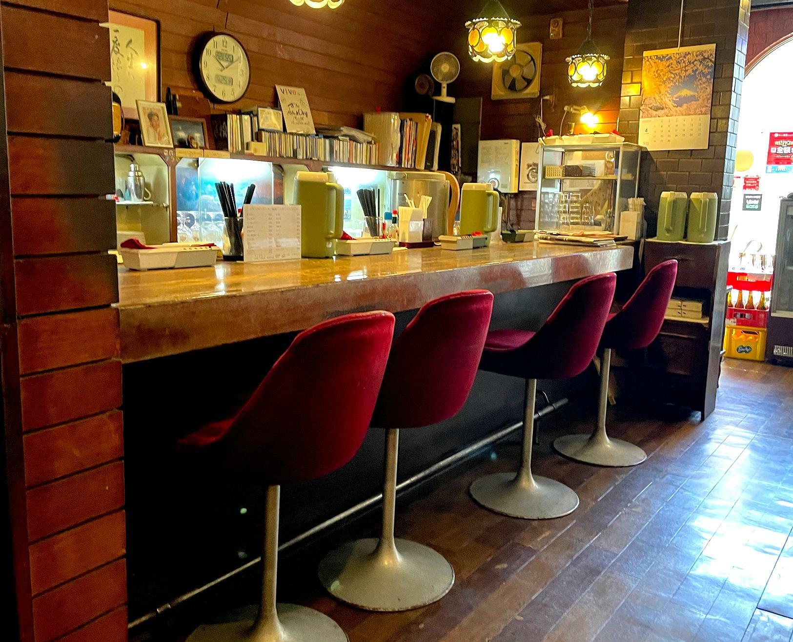 昭和の雰囲気が漂うシックなイメージ。カウンターとテーブル席が並んでいます。