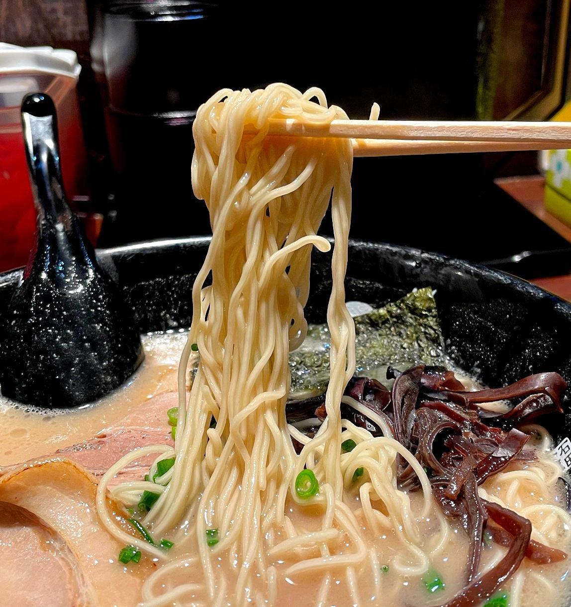 スープが良く絡む麺。スープだけのときよりさらに美味しくなる。