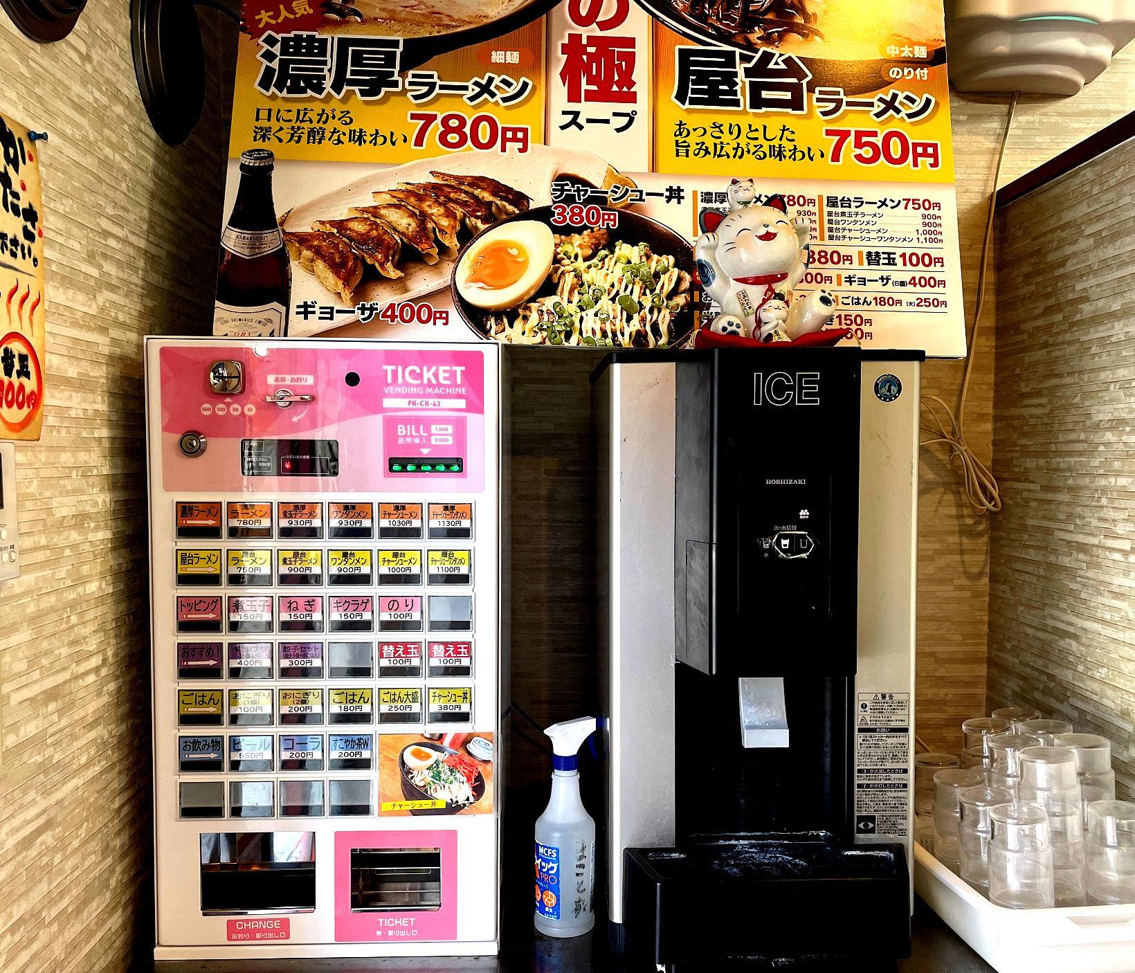 券売機の上の看板に濃厚ラーメンと屋台ラーメンの看板が。