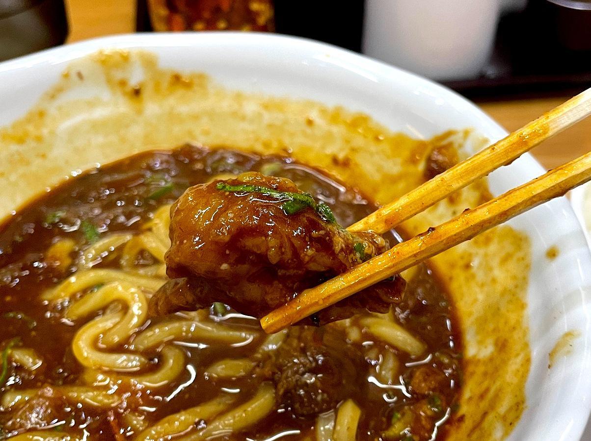 脂身の甘さと肉の旨味が美味しい！肉肉うどんも食べてみたくなりました。