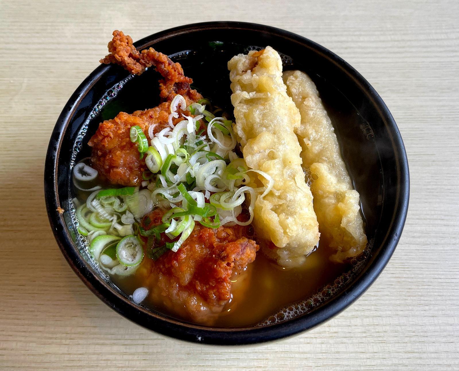 大きなごぼう天とから揚げは麺が隠れるほど！