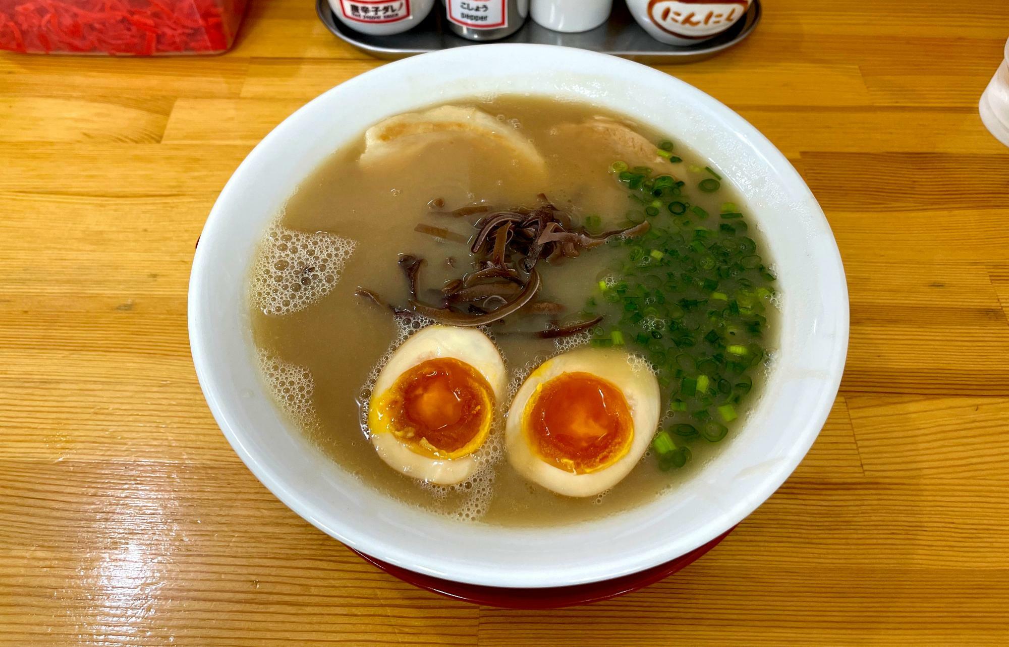 なみなみと注がれた濃厚スープで麺の姿が見えません。