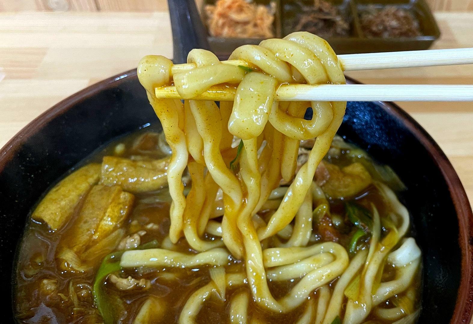 麺の色がカレー色に