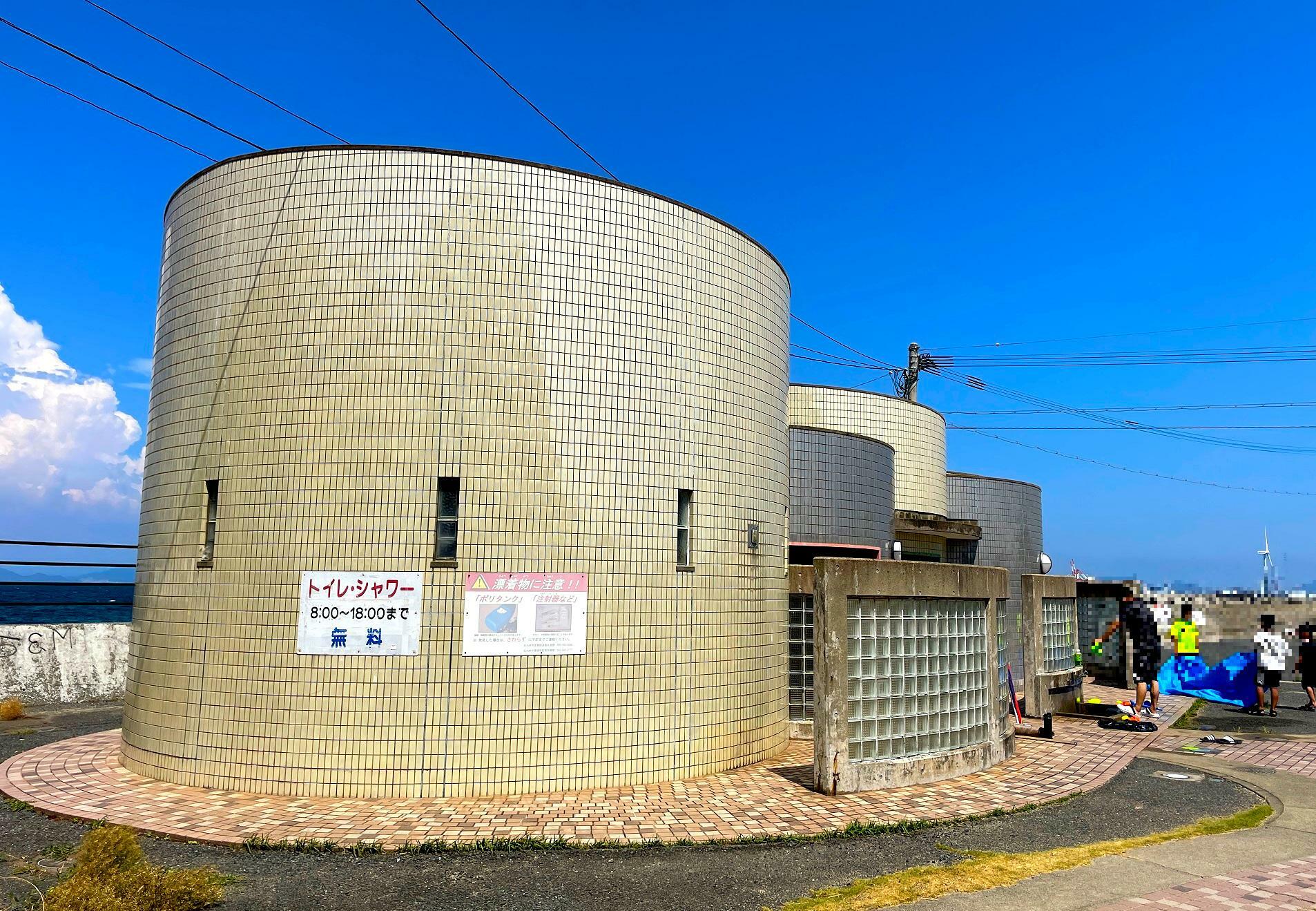 無料のシャワーで砂や海水を落とせます。