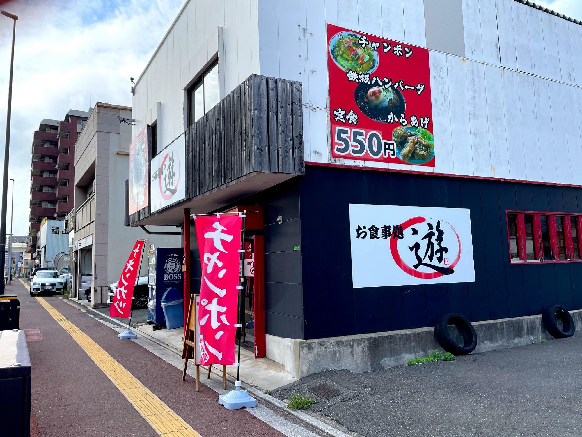 店のすぐ横の駐車場側からの外観はこんな感じ。