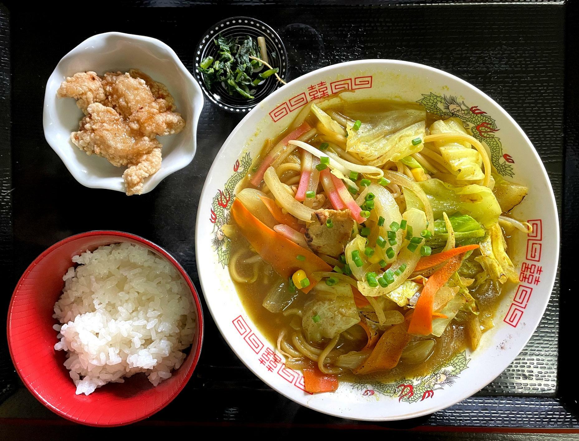 チャンポン定食登場！カレーの良い香りがします。