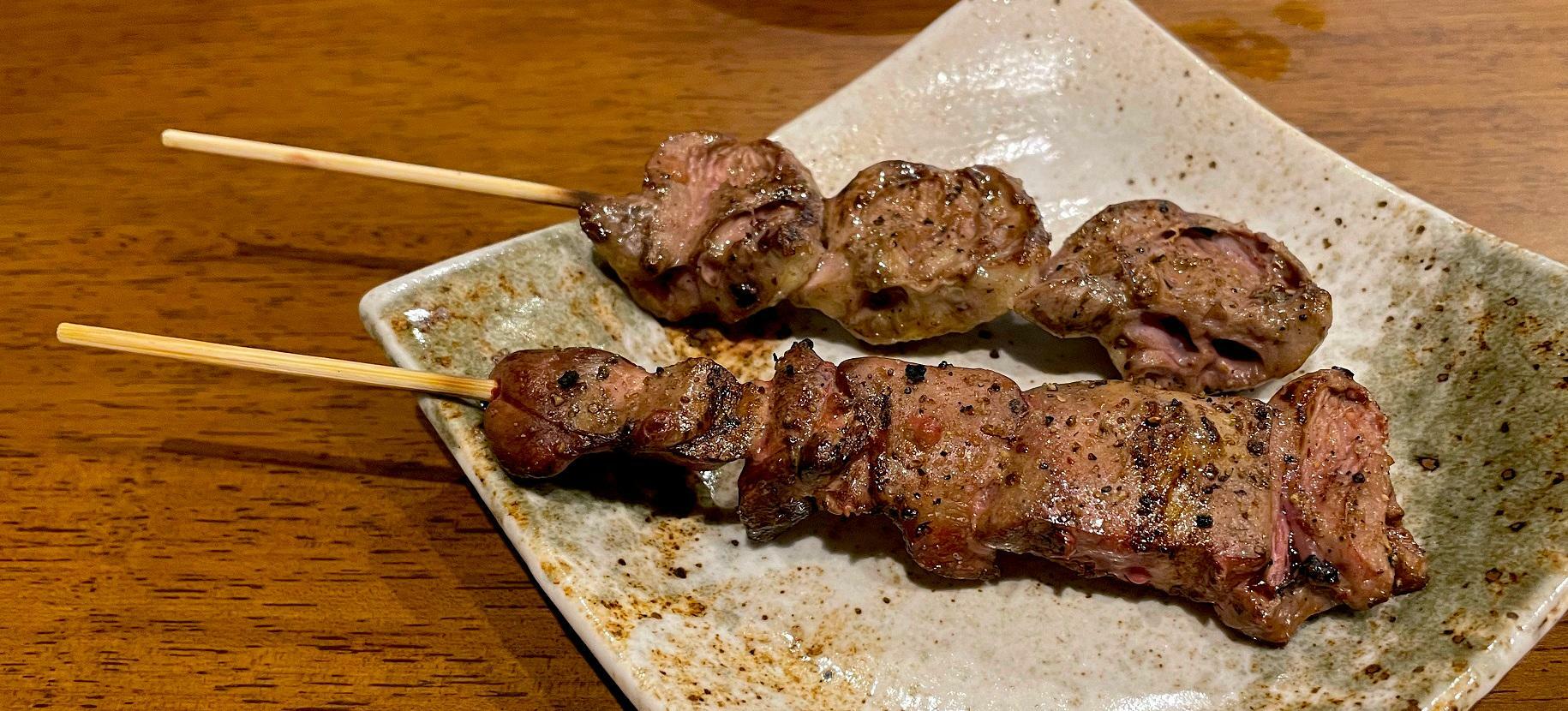 焼鳥は肉の旨味がたっぷりで香ばしい