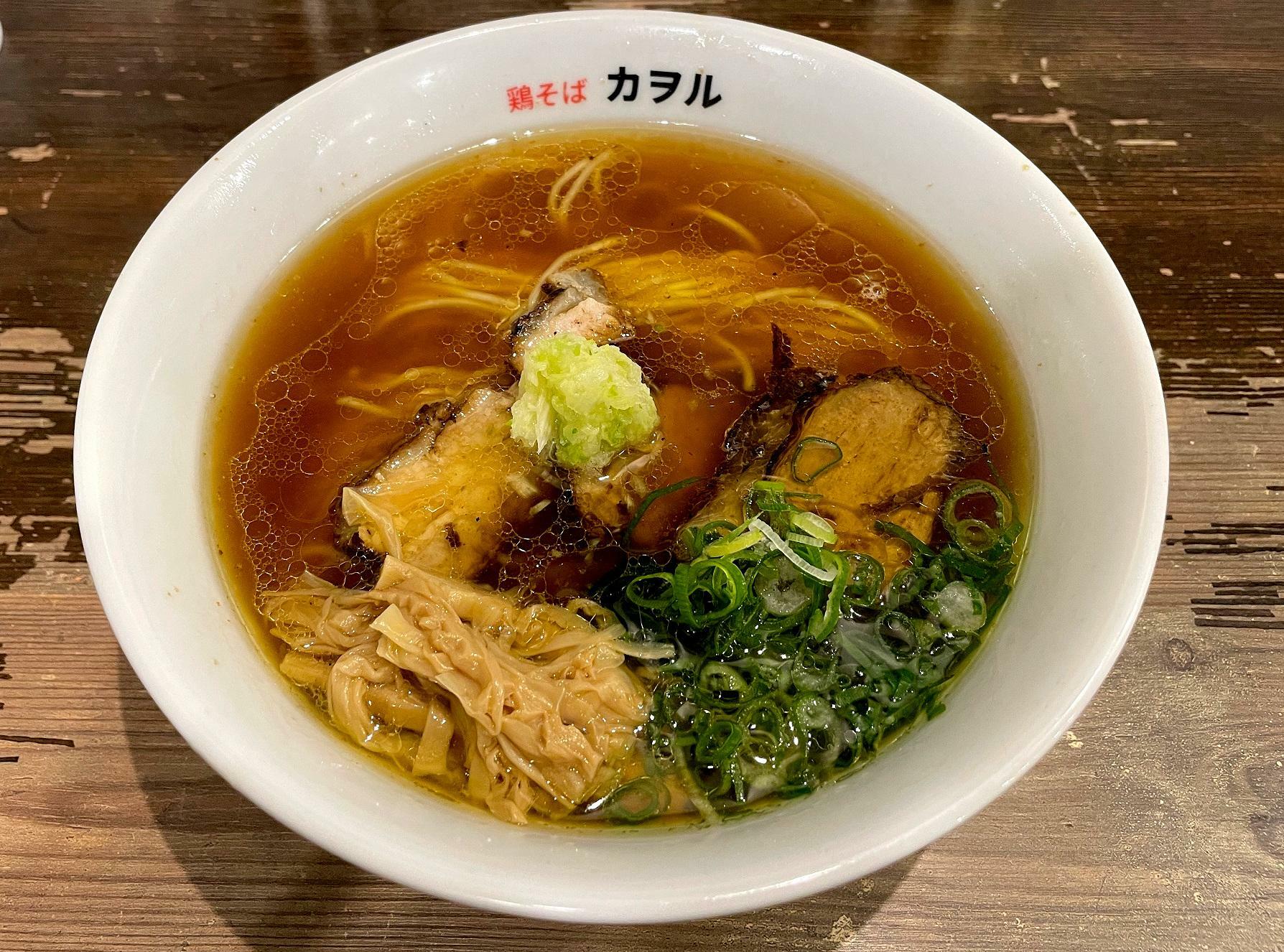 醤油ラーメンのようなスープの色です。ネギやメンマ、チャーシューなど具沢山。