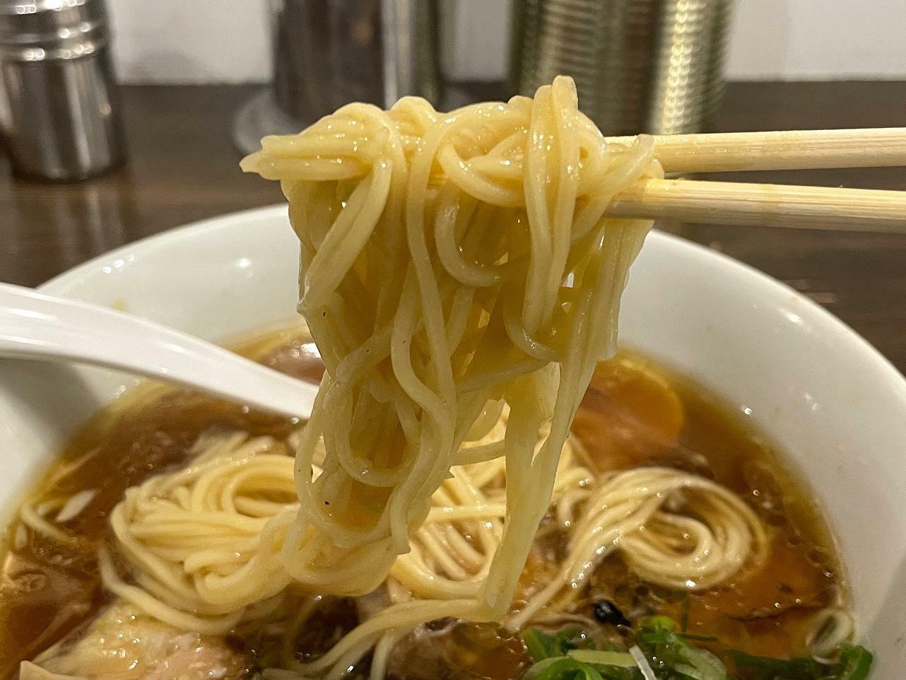 お店特注の中太麺。