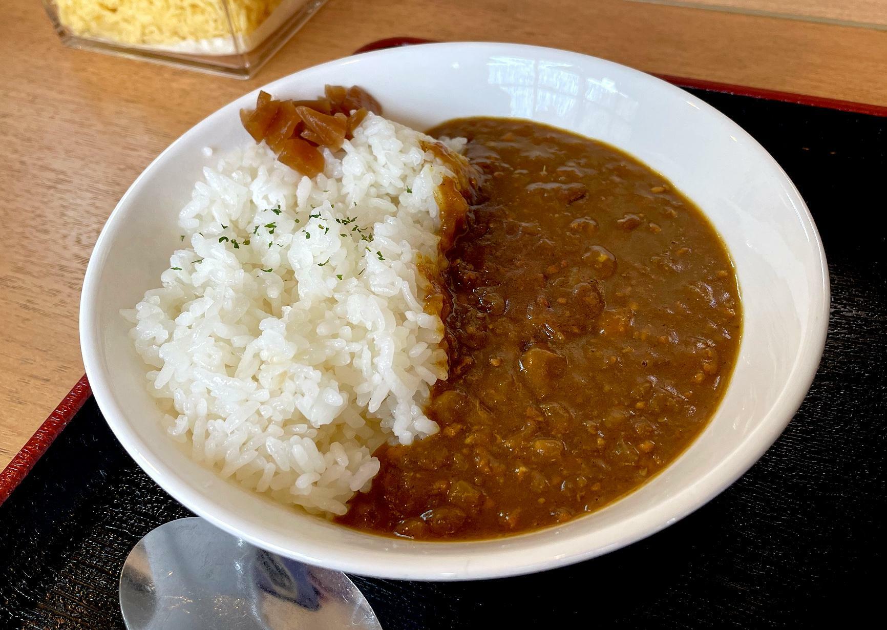 中辛のカレーはその名も「極・カレー」