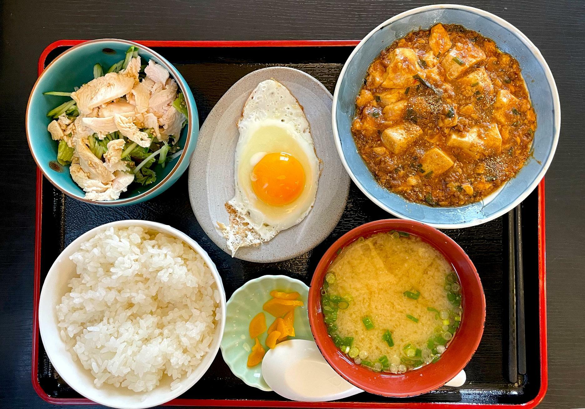 売切れのためエノキの炒め物が目玉焼きに代わっていました。