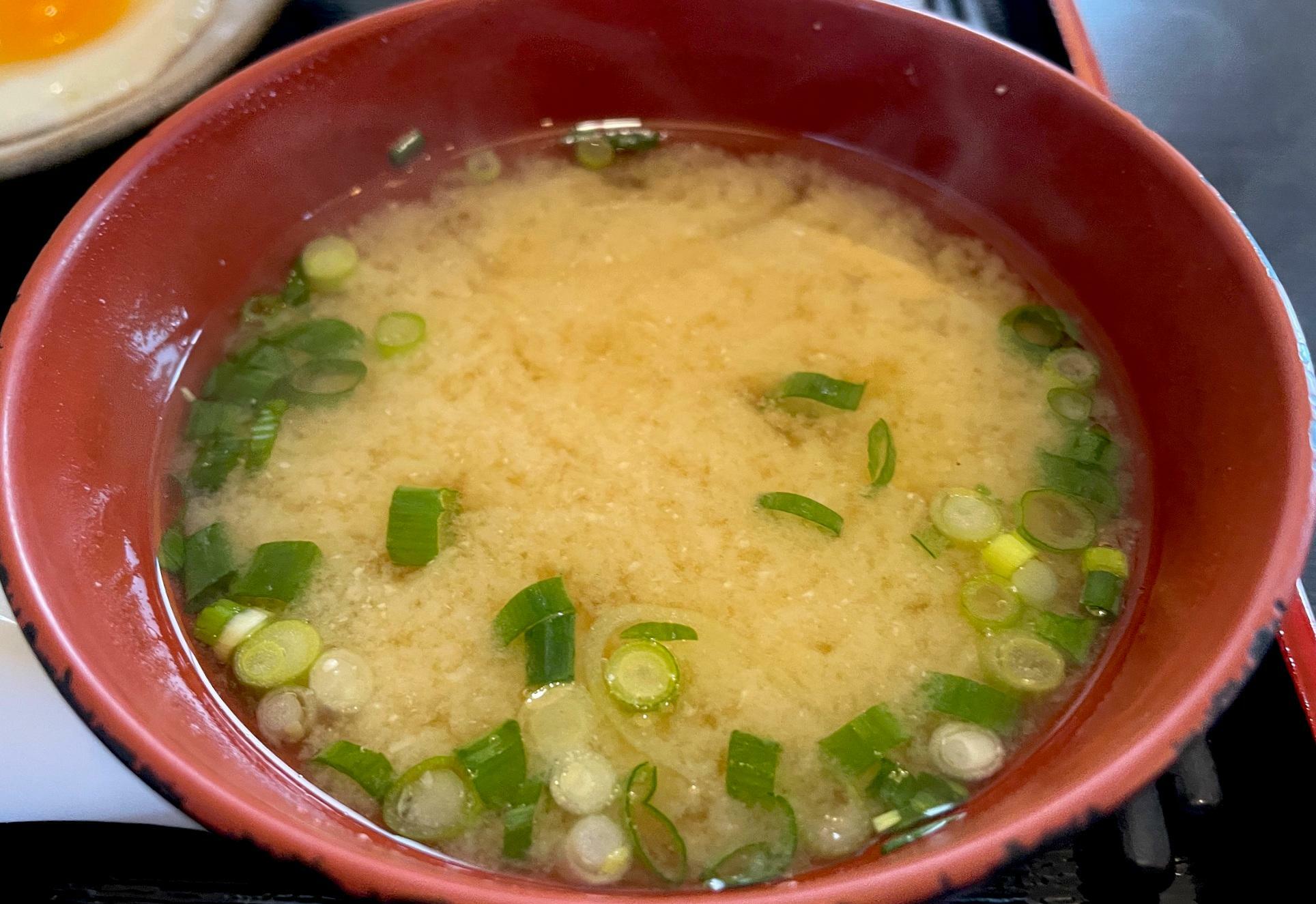 出汁香る味噌汁。ご飯との相性もバッチリ。