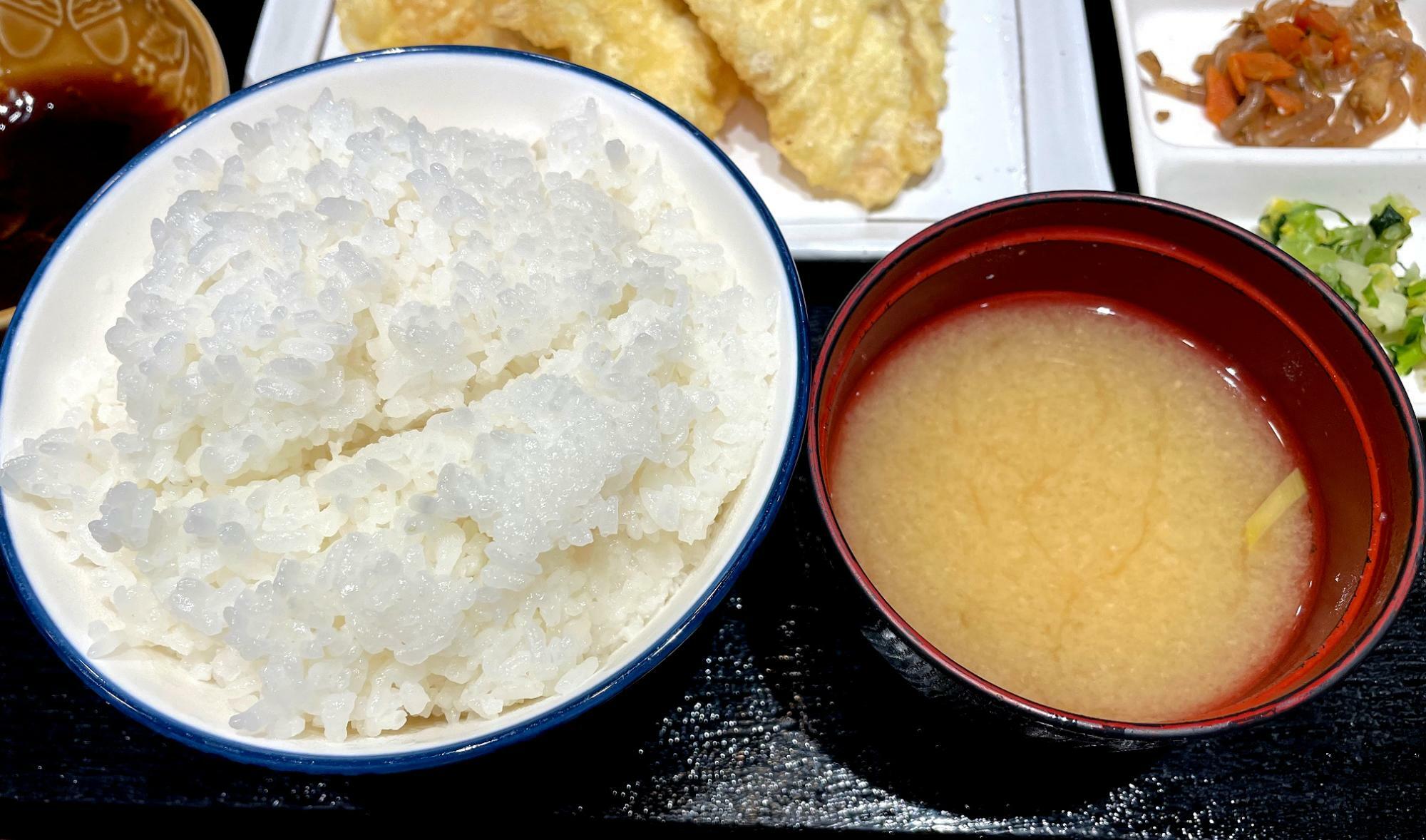 美味しさは格別のご飯と味噌汁。