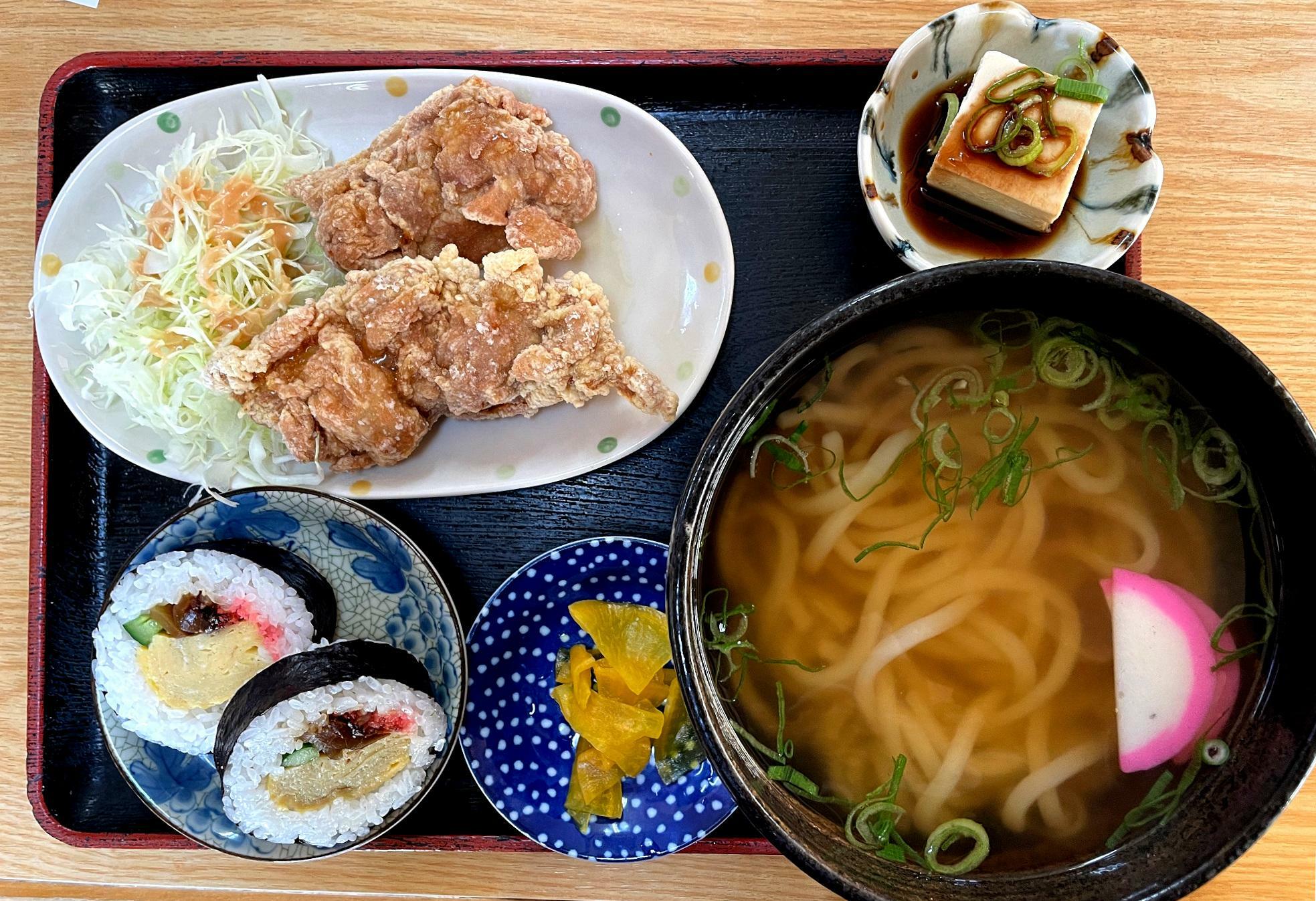 から揚げをうどんの丼と見比べてください。