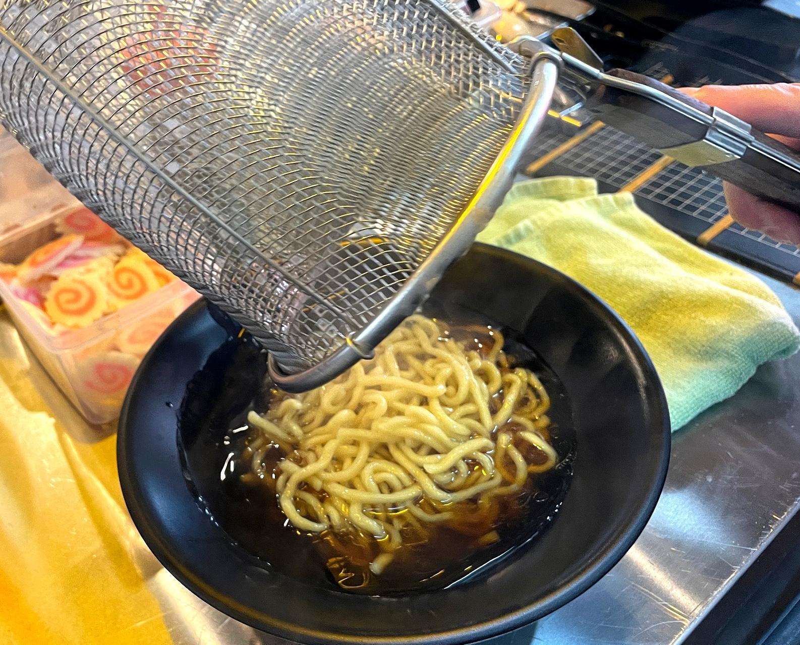 福岡で開発されたラーメン用の小麦「ラー麦」を使用した極太ちぢれ麵。まるでつけ麺用の麺みたいに太い！