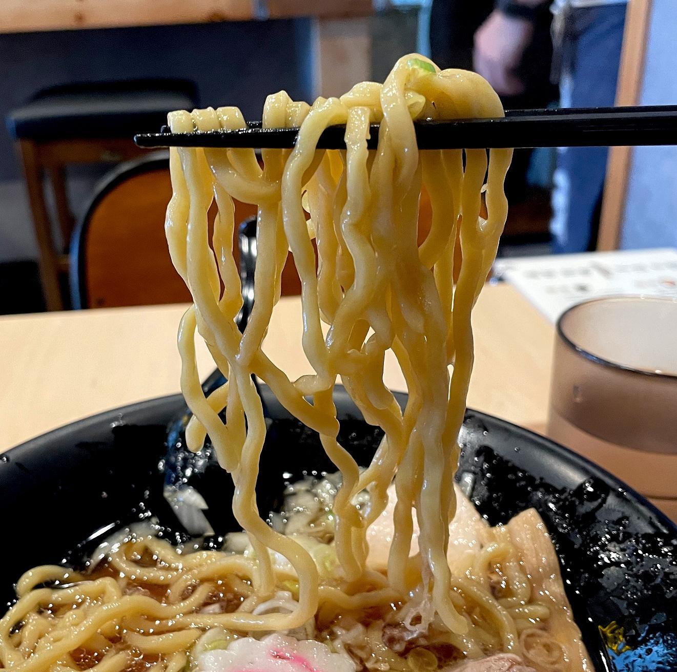 極太ちぢれ麺はモチモチ感があって食べ応え十分。「スープが麺に絡む」ってこういうことなんだ。