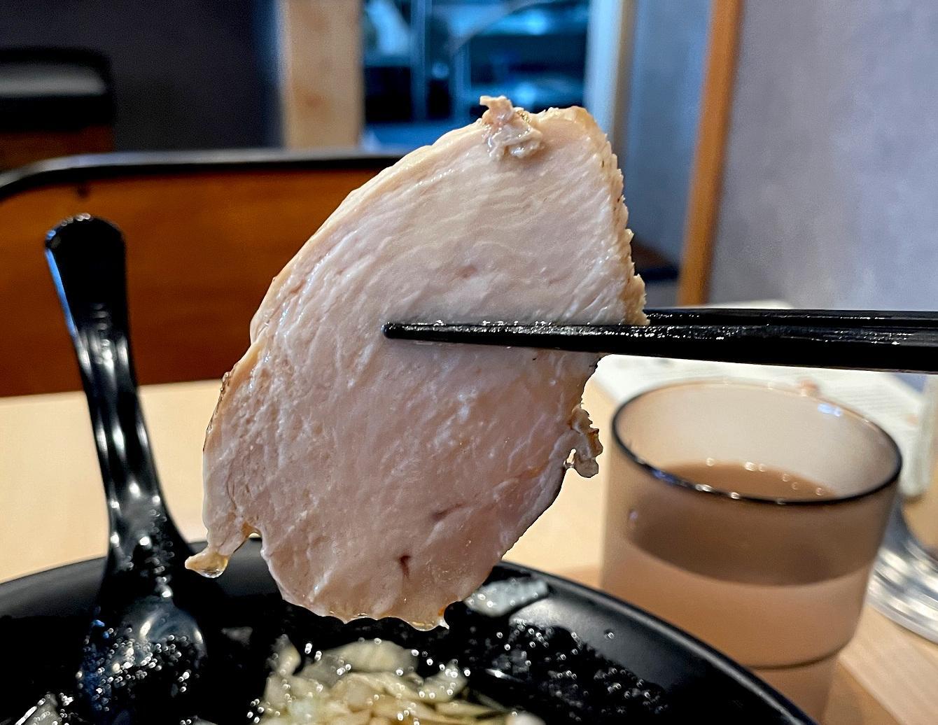 こちらは鶏チャーシュー。食べ応えのあるジューシーな肉の旨味があふれます。