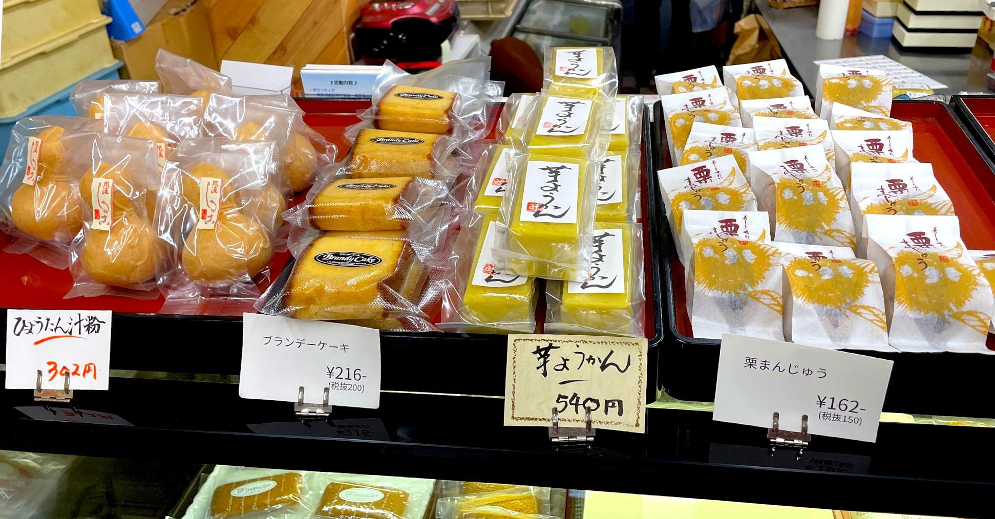 お店に入って正面のショーケースに並ぶお菓子はすべて手作りのオリジナル商品