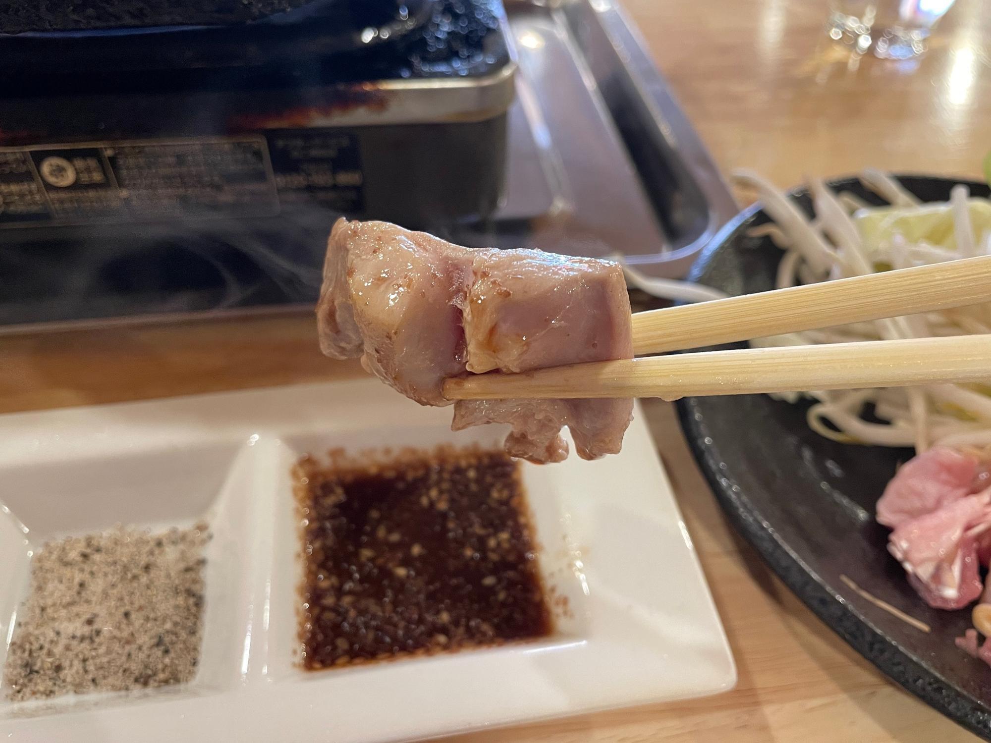 旨味たっぷりの親鶏。タレは2種類チョイス。後は塩で食べてみます。