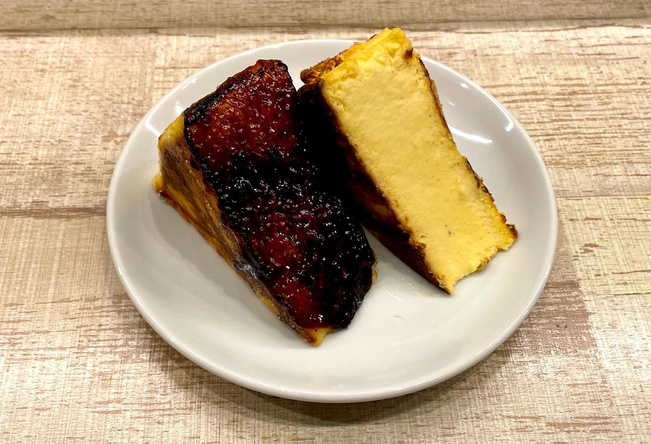 九州産生クリームに3種のチーズ作りあげた超濃厚なバスクチーズケーキ(490円)。そのままでもブリュレでも楽しめます。