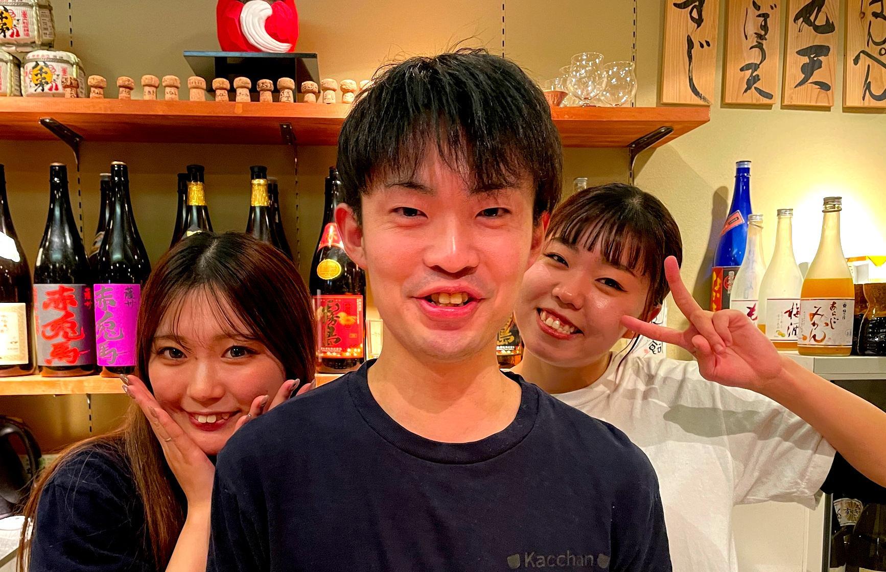 店長と一緒に！チームワークの良さが伺える一枚。お店は店長入れて5人のスタッフが交代制で切り盛りしています。