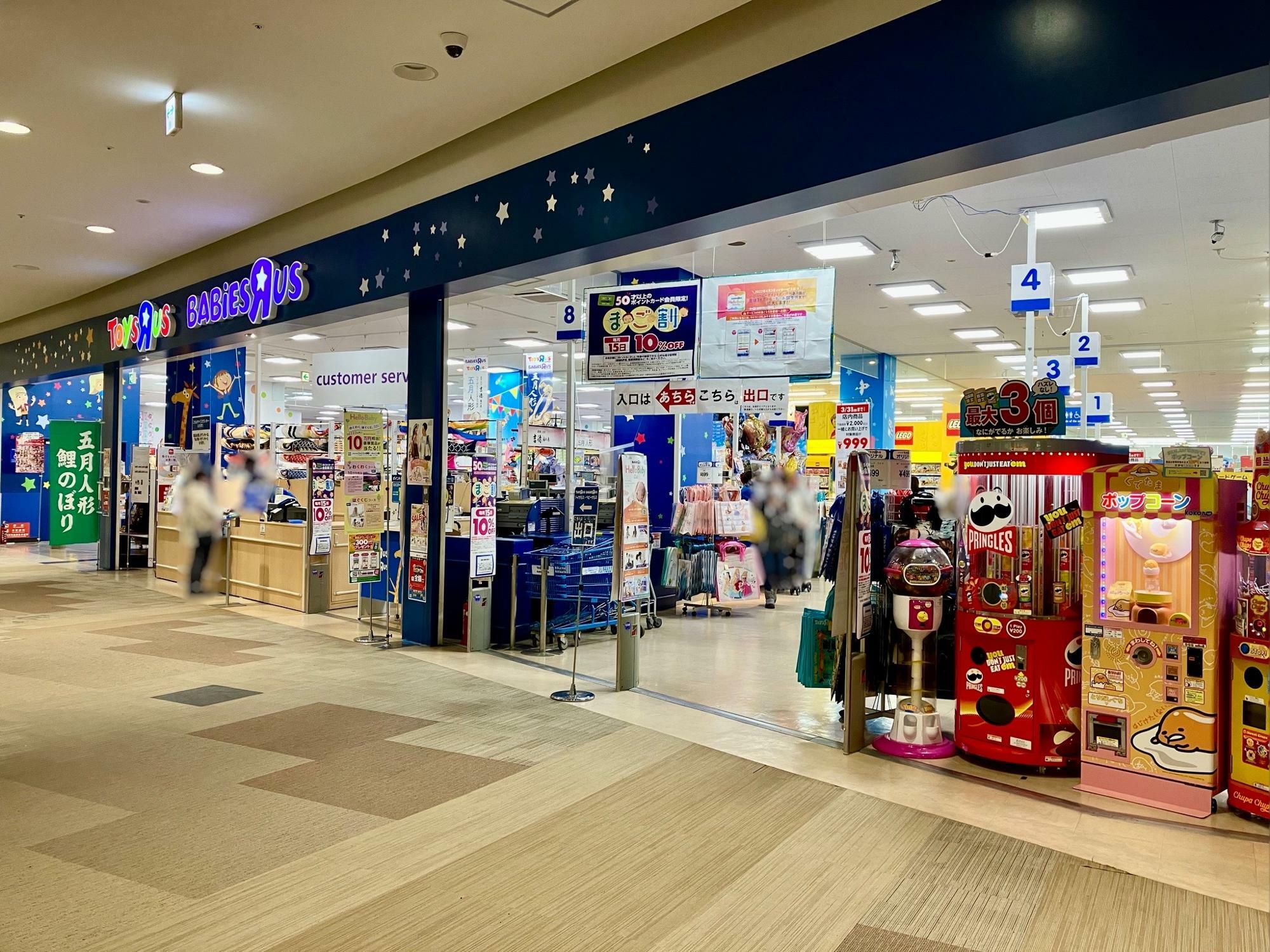 「トイザらス・ベビーザらス 札幌店」は出入口が分かれています。店舗に向かって左側が入口、右側が出口です。