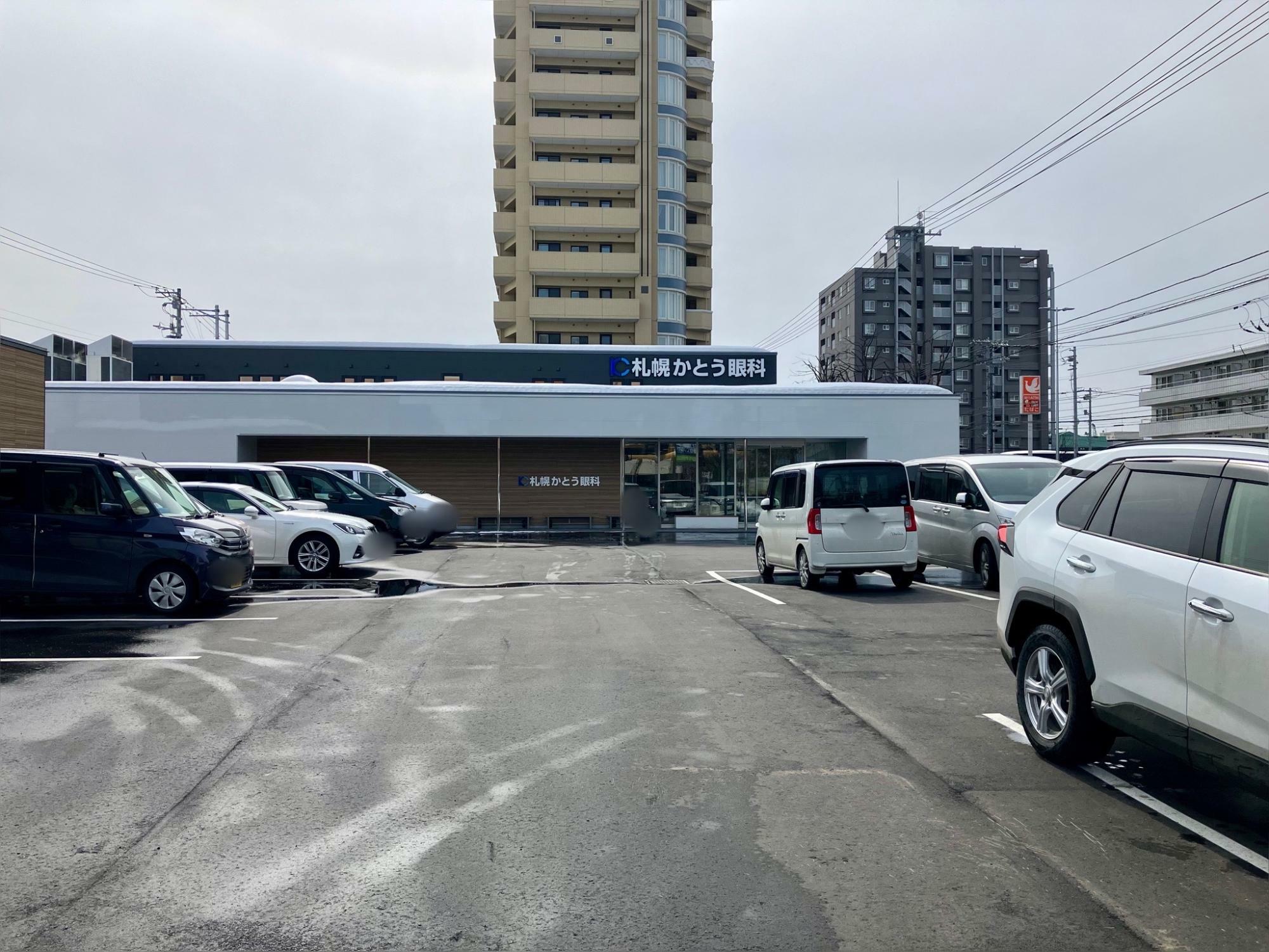 「札幌かとう眼科」の駐車場はとても広いですよ