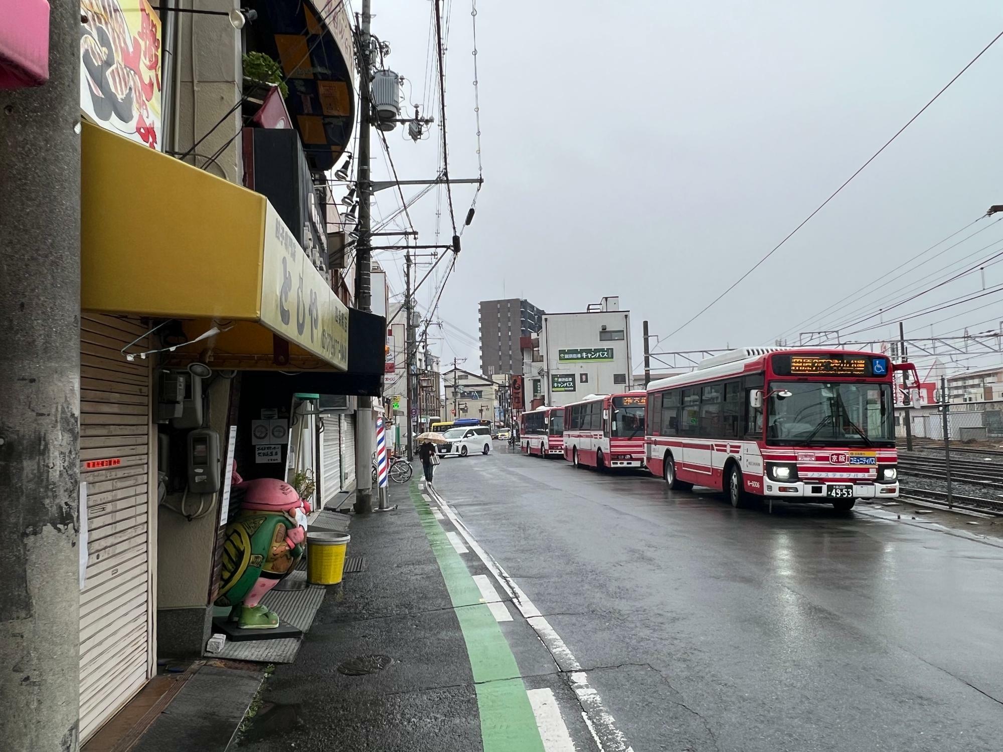 学研都市線の線路沿い、JR四条畷駅から徒歩1分程度。