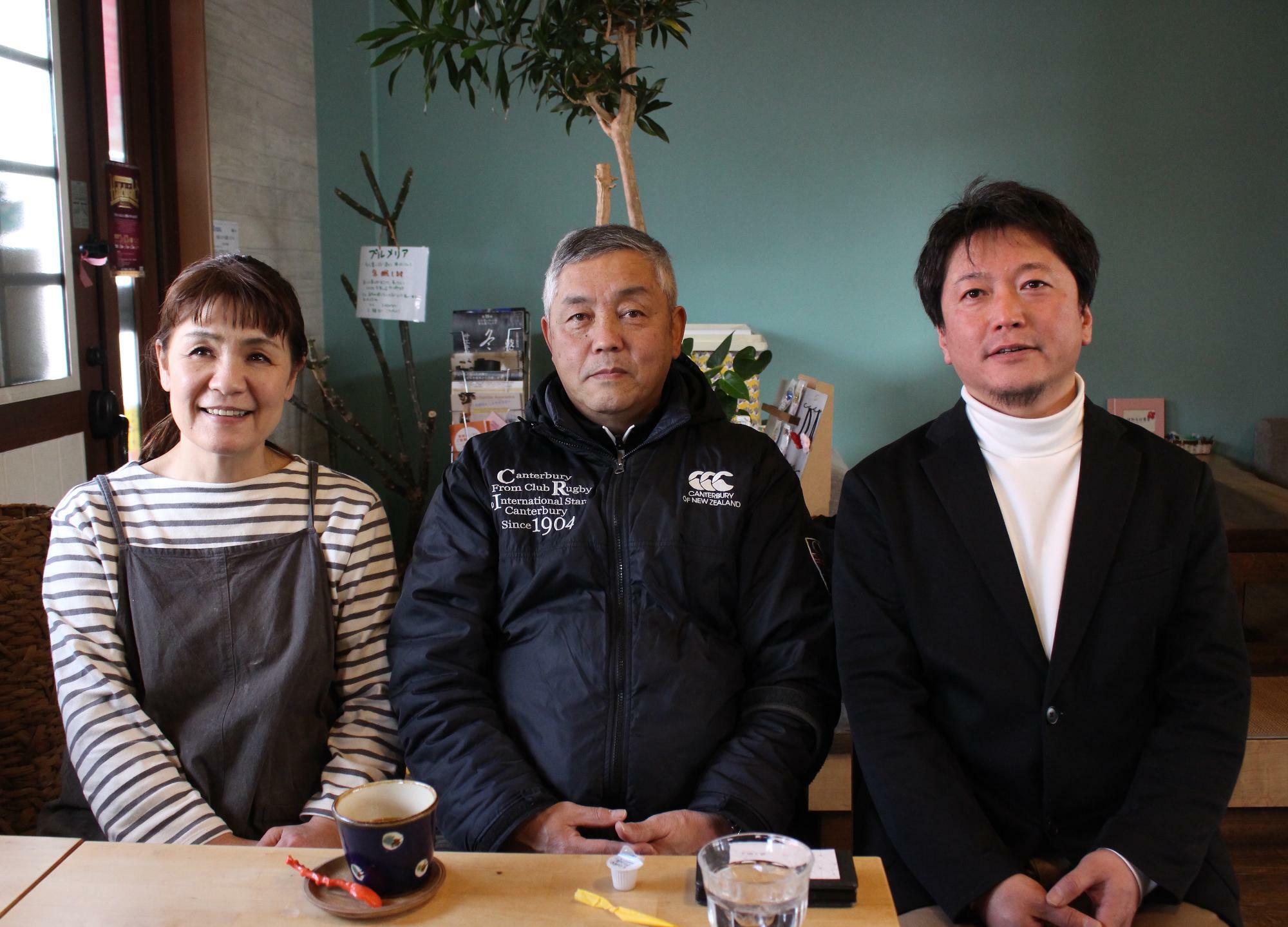 取材に応じて下さった交野市商業連合会の皆さん。左から山崎歩美副会長、西川登志雄会長、割石充理事。