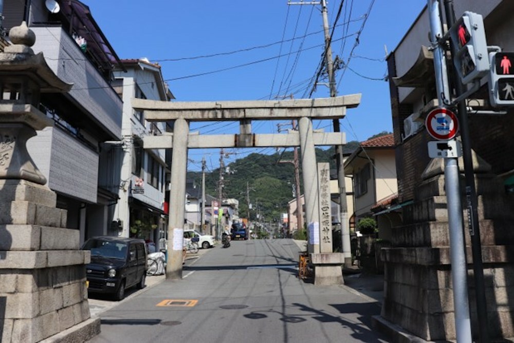 石製の一の鳥居と灯ろうが健在だったころの光景（提供：四條畷神社）