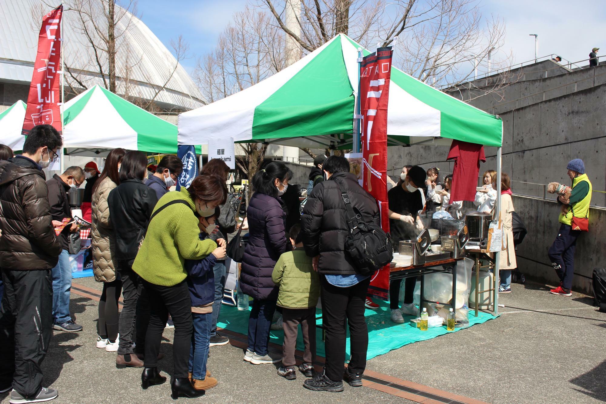 「麺屋 kawakami」のブース前