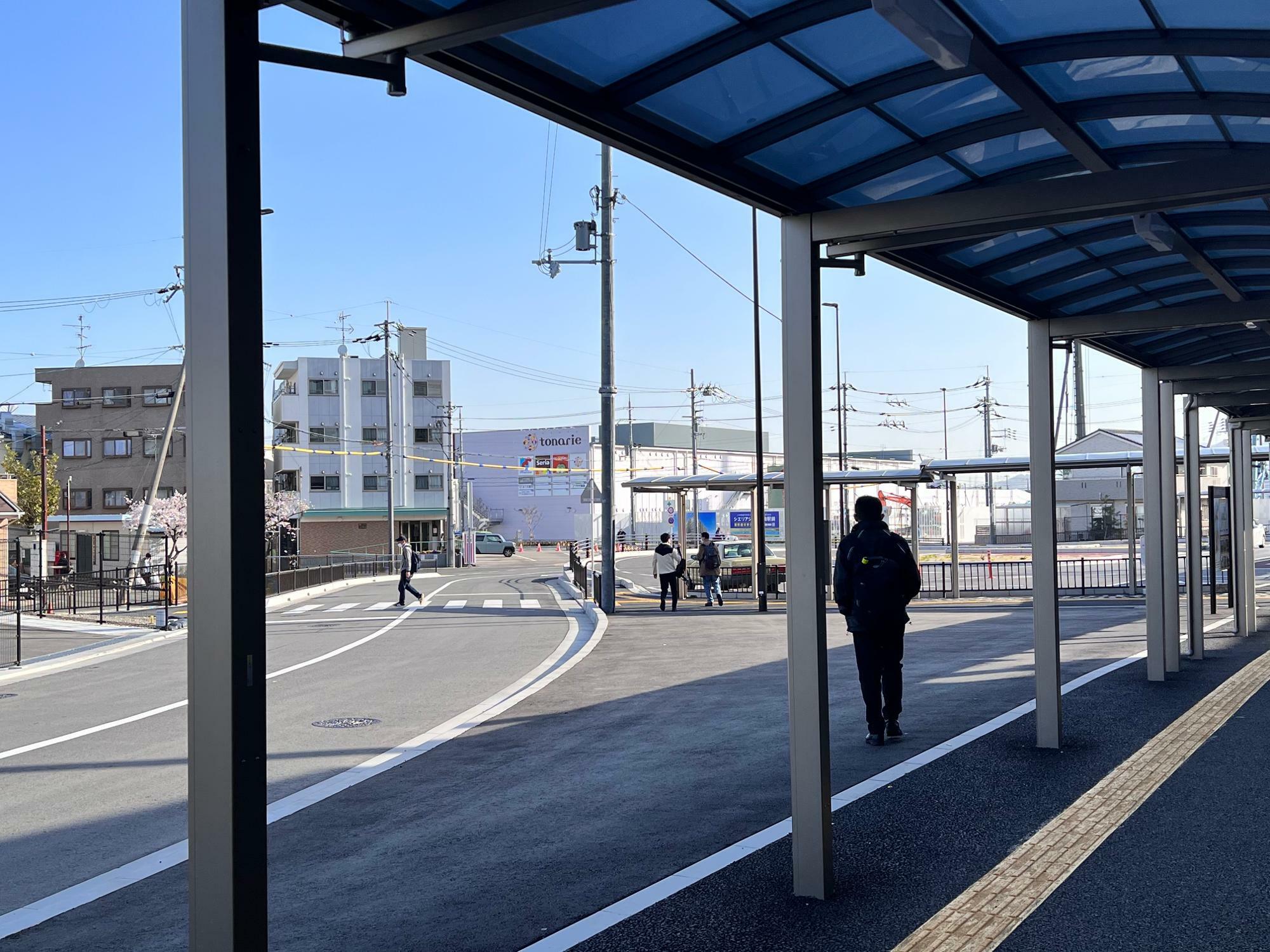 JR星田駅北側の出口を出ると、すぐtonarie星田の建屋が目に入ります