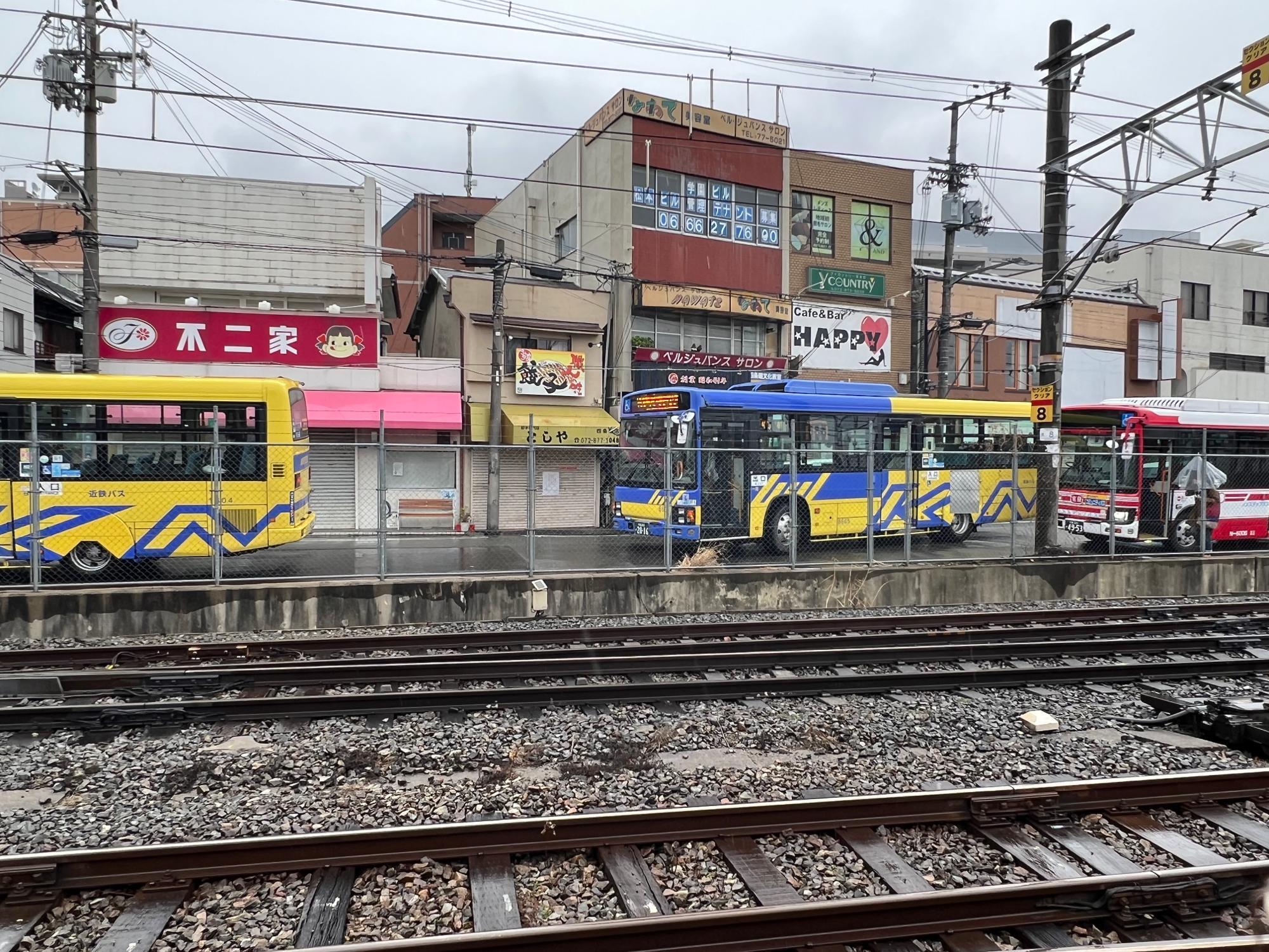 2月13日午前撮影。としやの向かって右側の3軒隣にあったハッケン酒場四条畷店も昨夏閉店