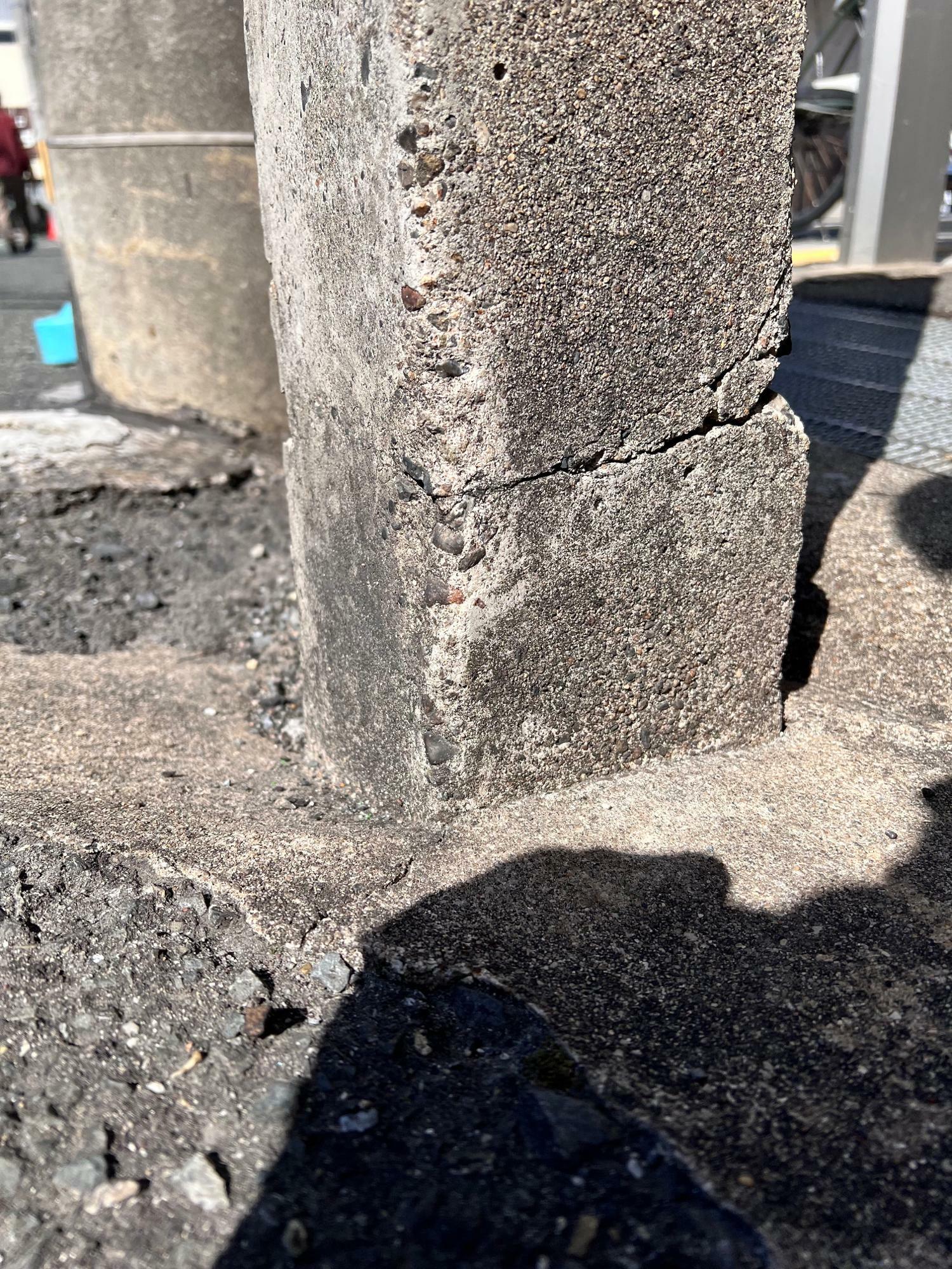 石柱の足元はコンクリートで固められています