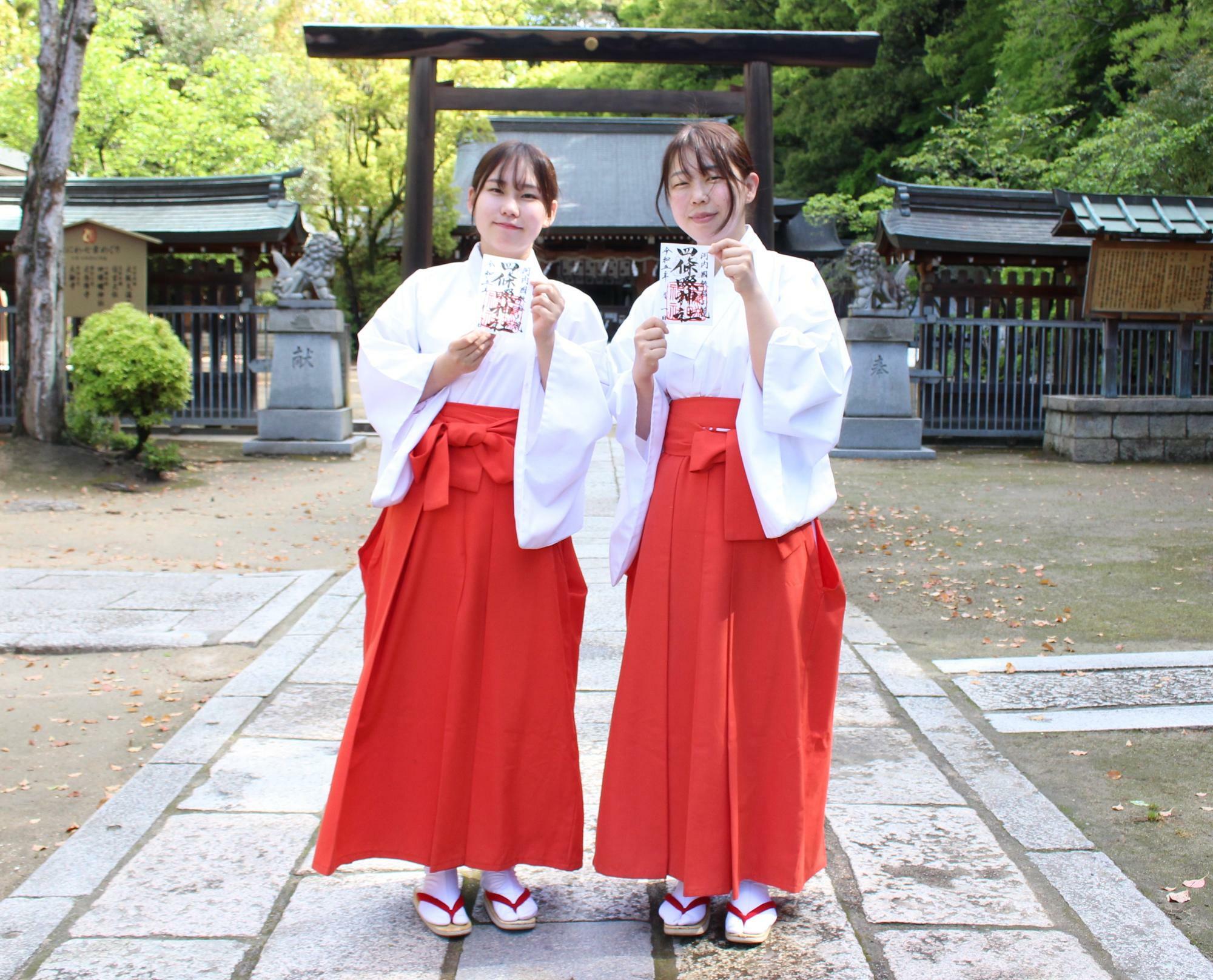 巫女の山口栞さん（向かって左）と山田彩香さん（同右）。撮影に快くご協力いただきました