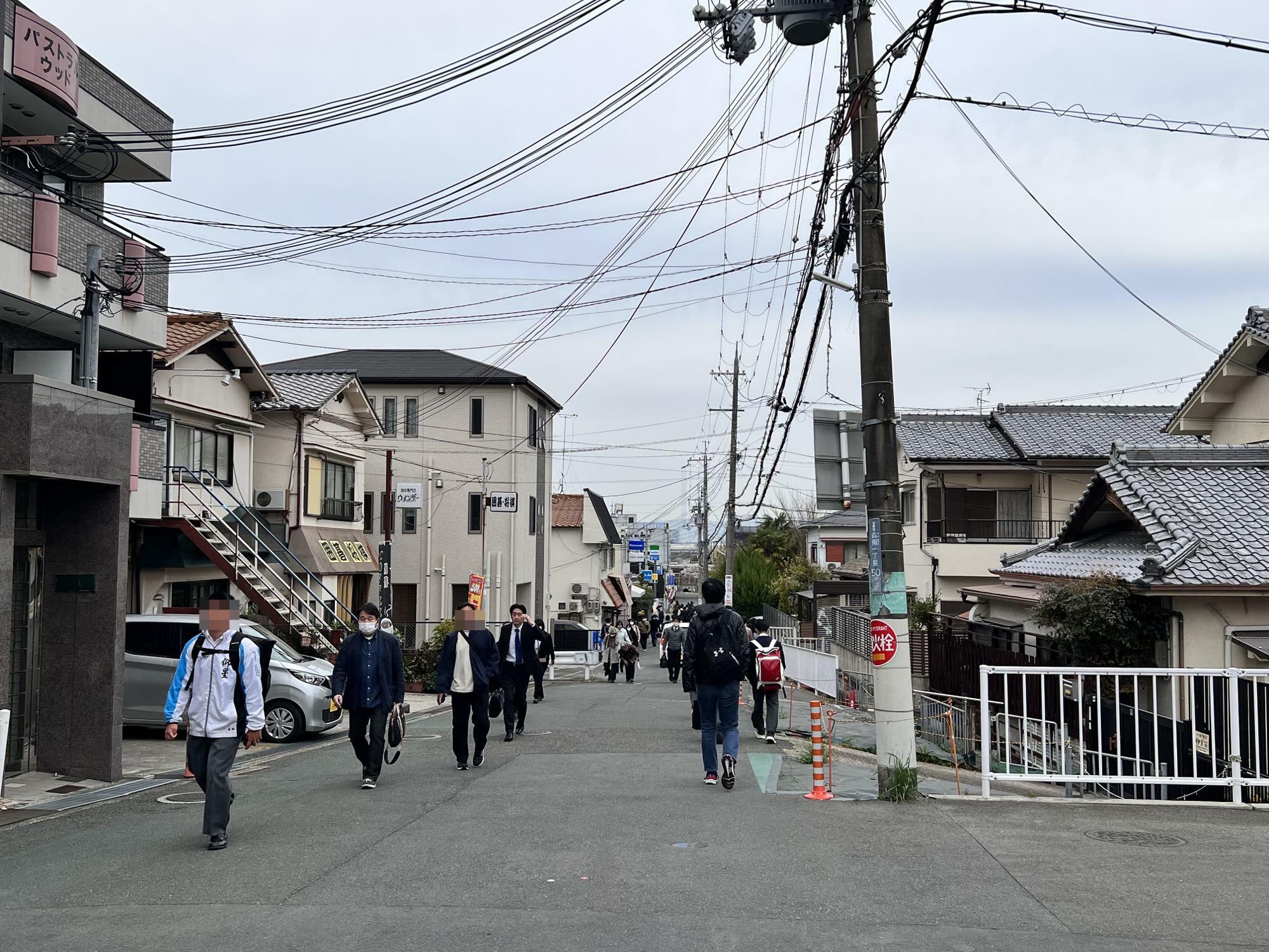 JR河内磐船駅と京阪河内森駅の間をつなぐ道。乗り継ぎ客はここを歩きます