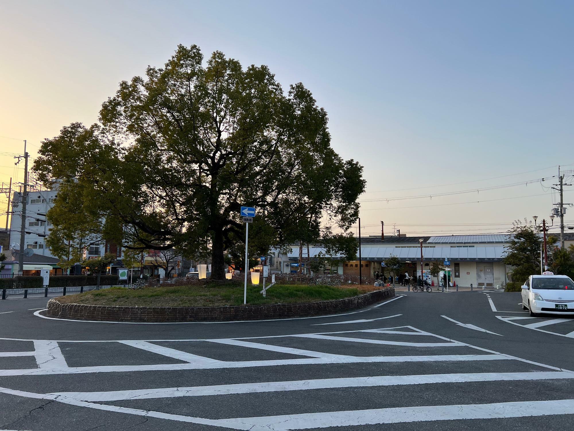 夕暮れ時のJR河内磐船駅のロータリー付近。京阪神磐船駅があれば、どういう景色になったのでしょうか