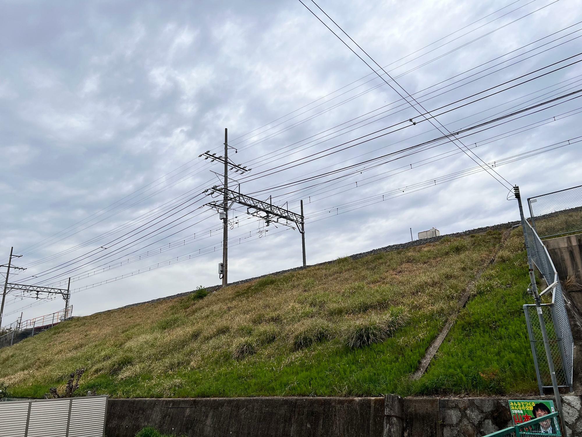 JR星田駅側から京阪交野線の線路を撮影。左端に見えるガードの下はJR片町線の線路。このあたりか？