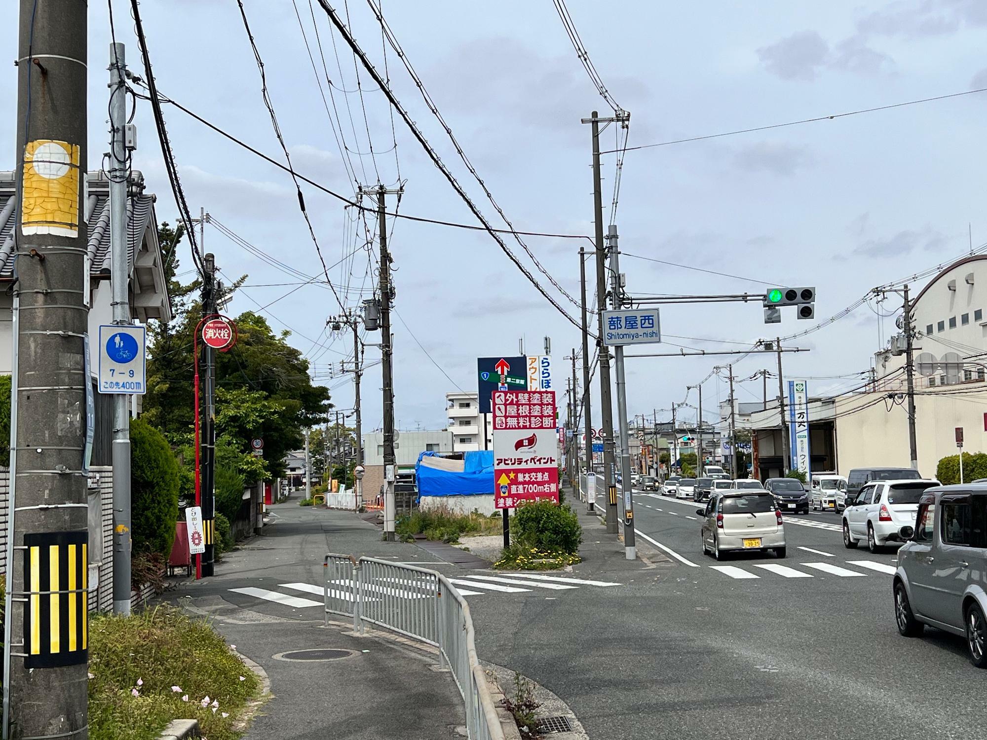 国道163号線の蔀屋西交差点から西向きに撮影。左の道は清滝街道