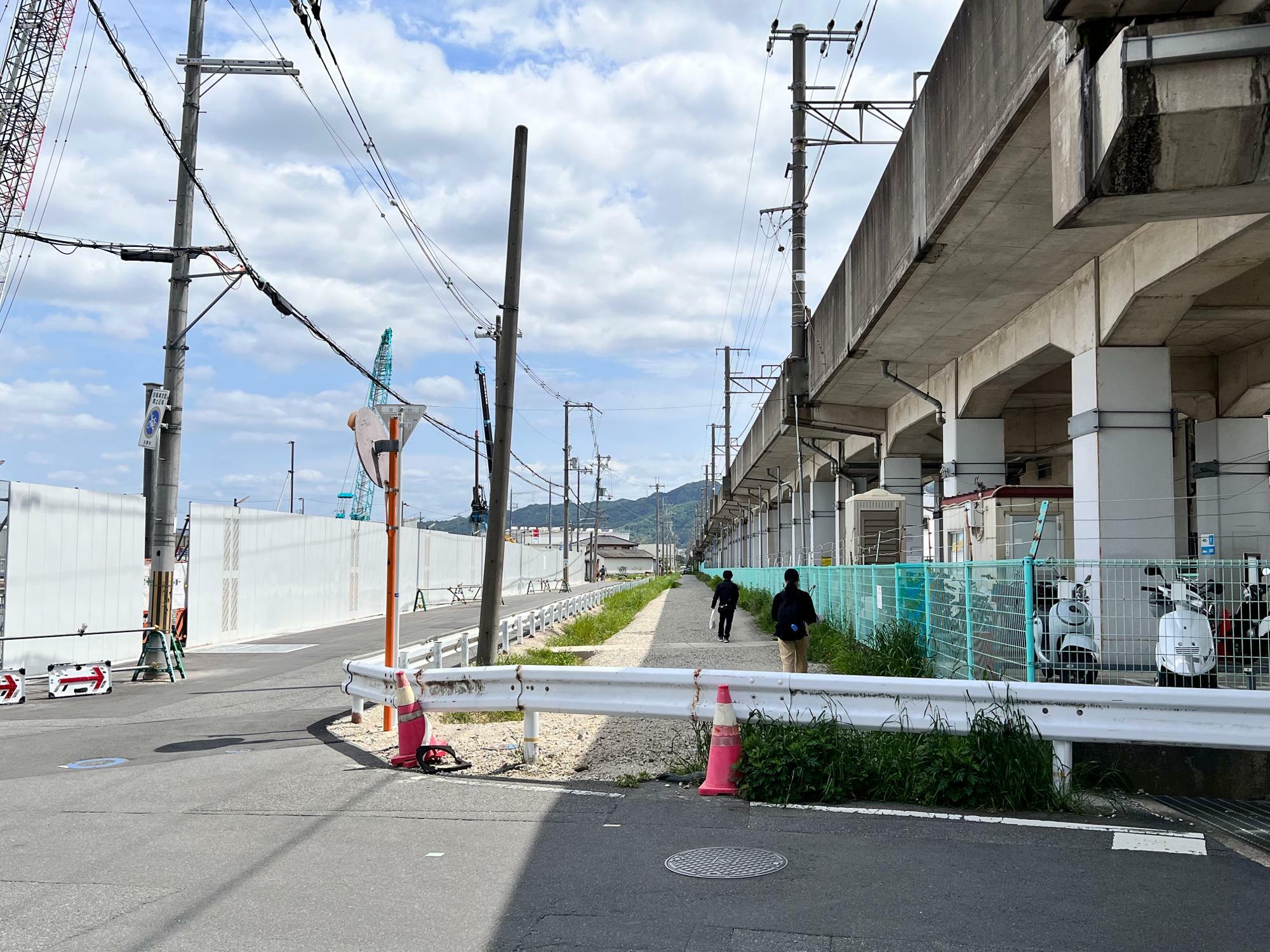 星田駅から長尾方面へ行くと、高架横にまっすぐな砂利道と、その左側に舗装道路が
