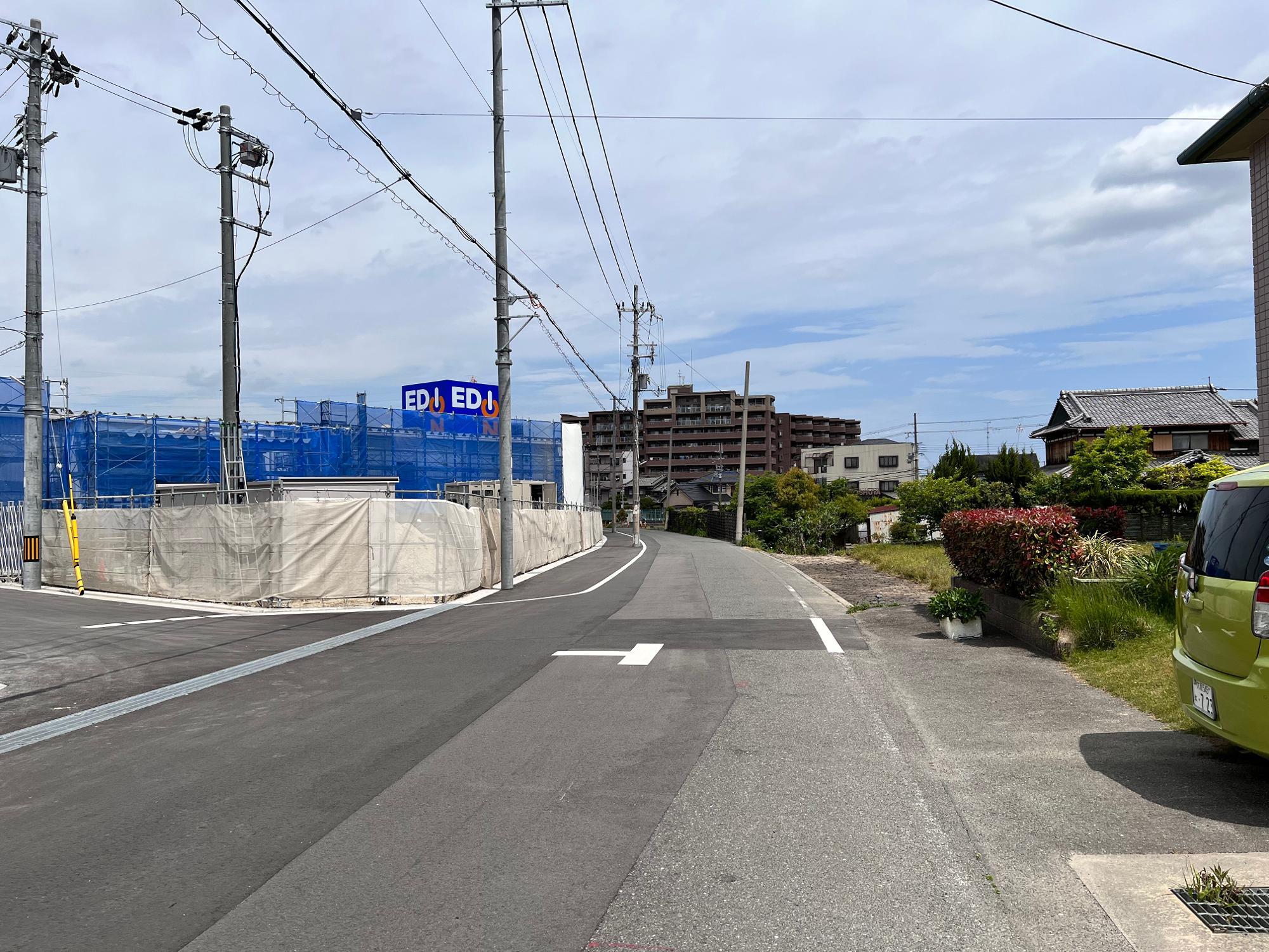 道路は拡幅された様子。電柱も拡幅後の道路に沿って移設中のようです。また、奥にはエディオンの看板が