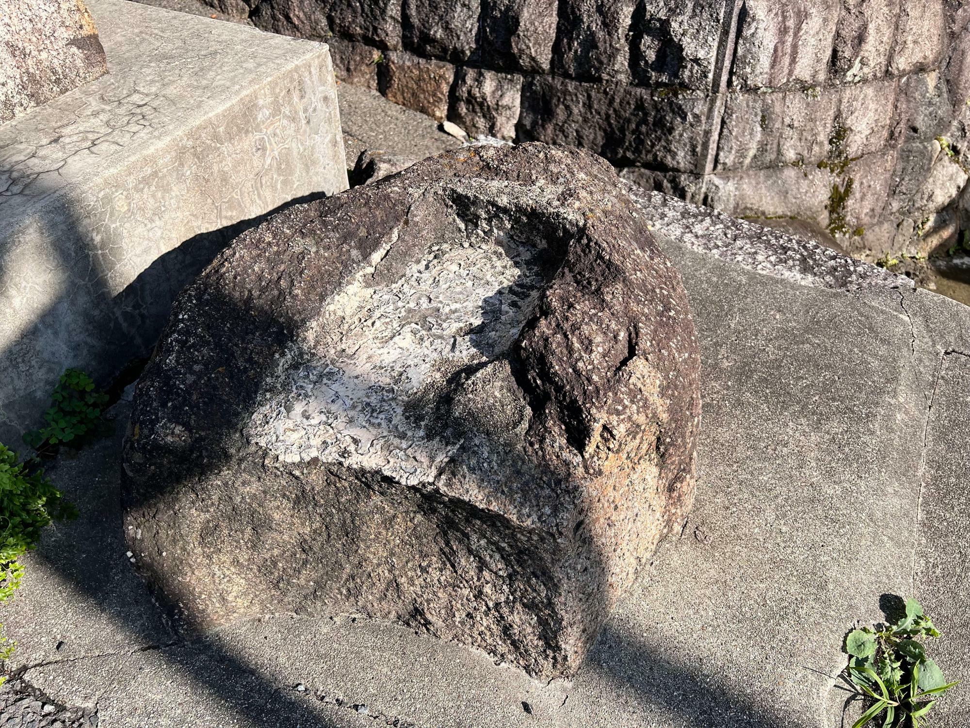 石柱の近くにある大きな石。上部に四角く削られた跡があります