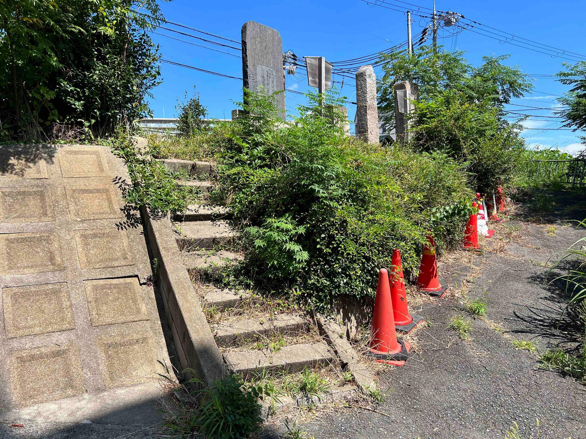 下りたところに階段があります