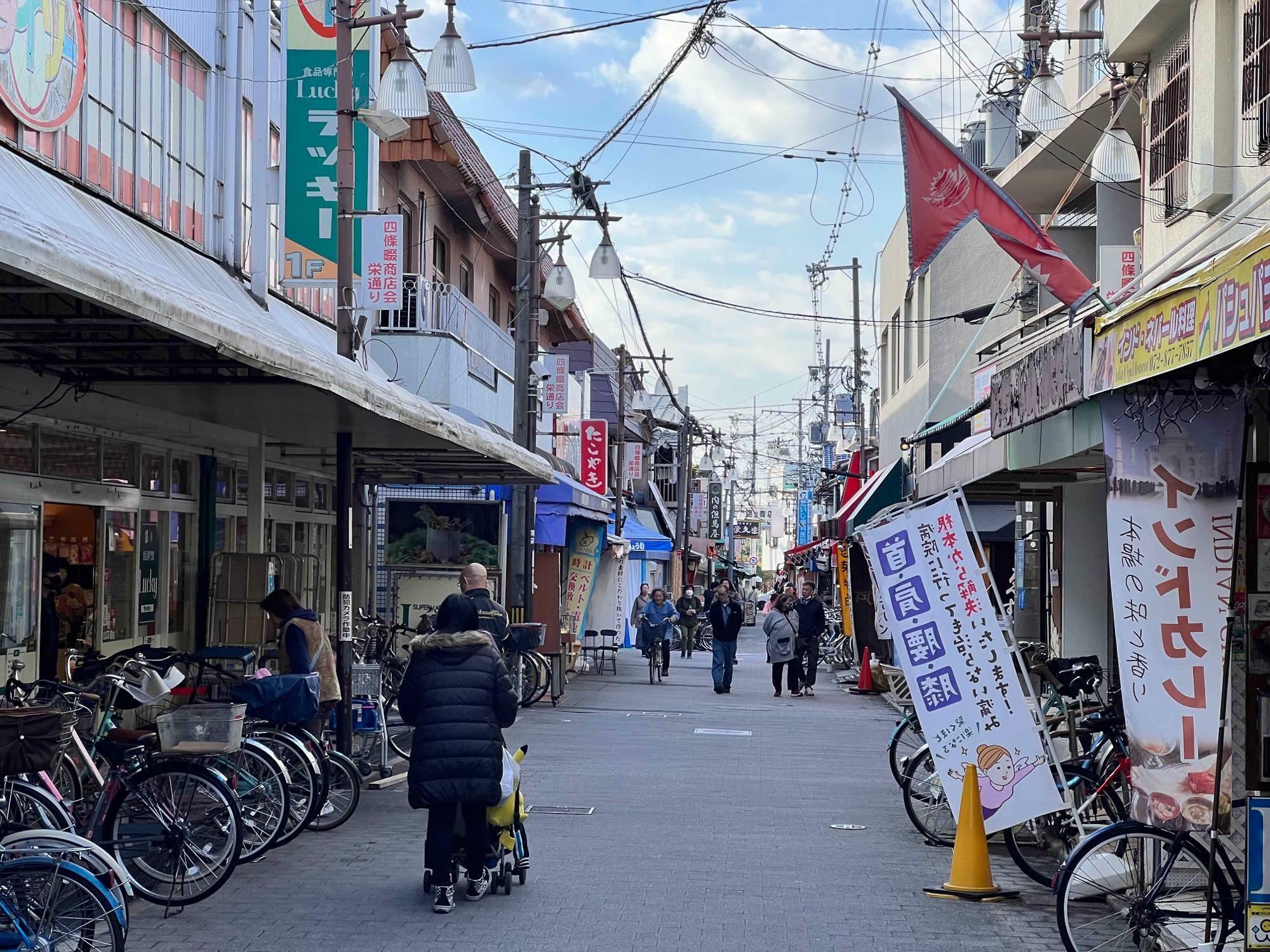 栄通り商店街。JR四条畷駅付近には楠公通り商店街を含めて鮮魚店が複数あります