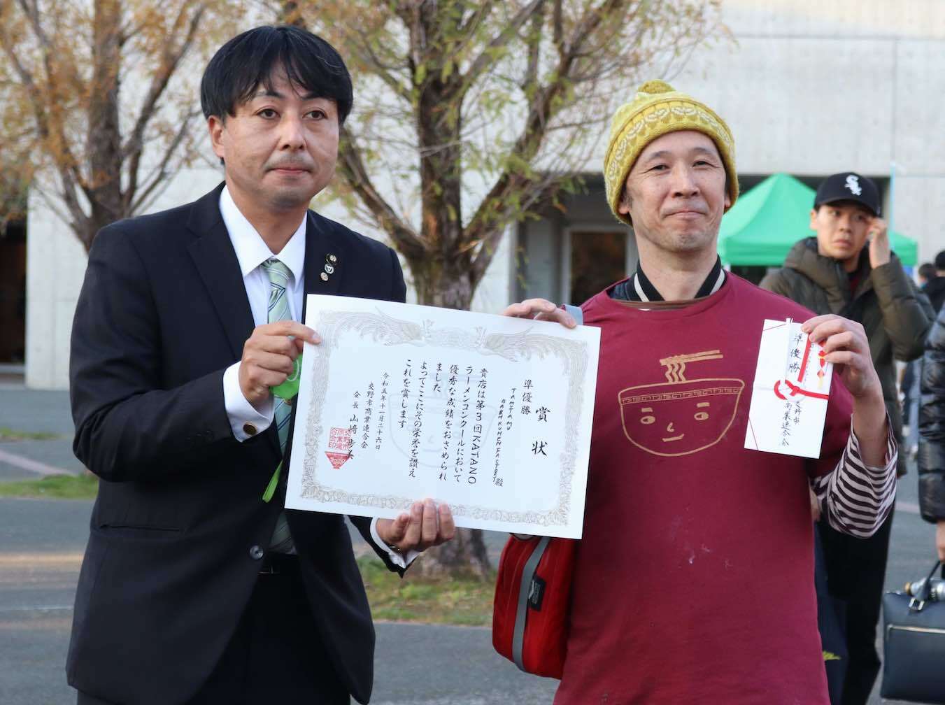 TAMUTAMU…BAUMUKUHEN FACTORYの小澤亮平店長（右）と交野市の山本けい市長（左）
