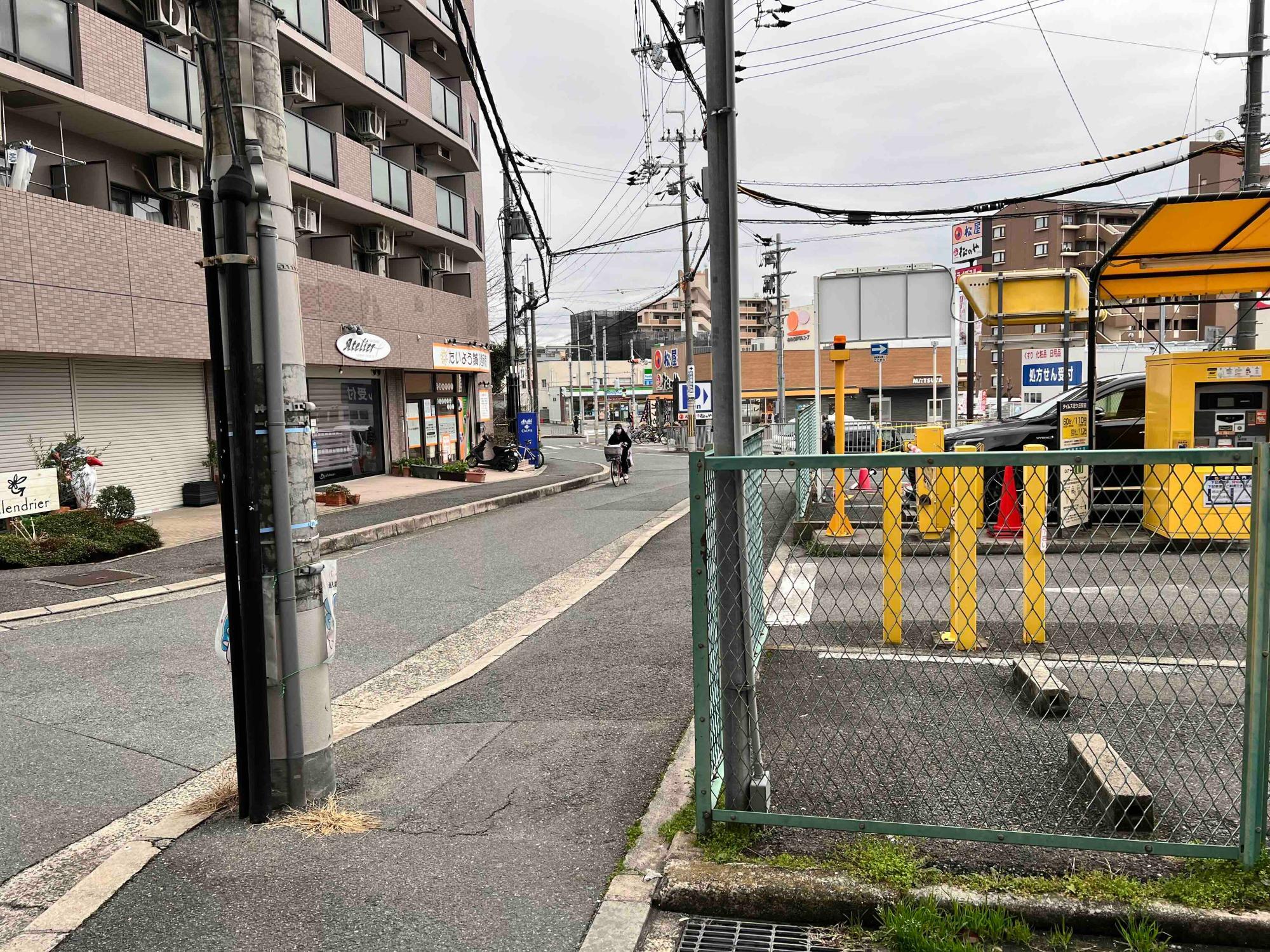 右側のコインパーキングに沿って右折して直進