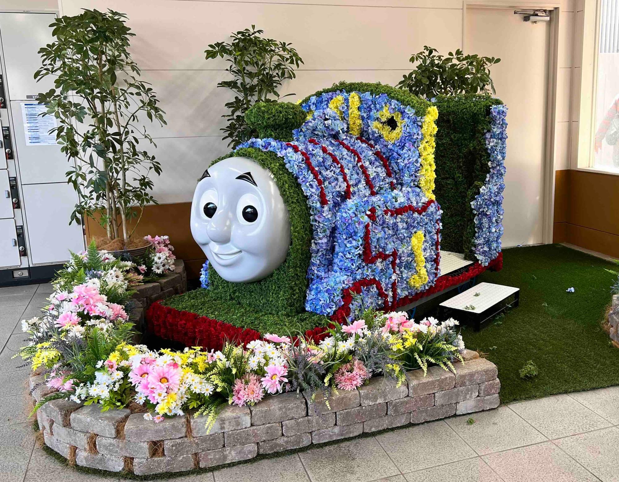 私市駅内に設置されていたトーマスの車体