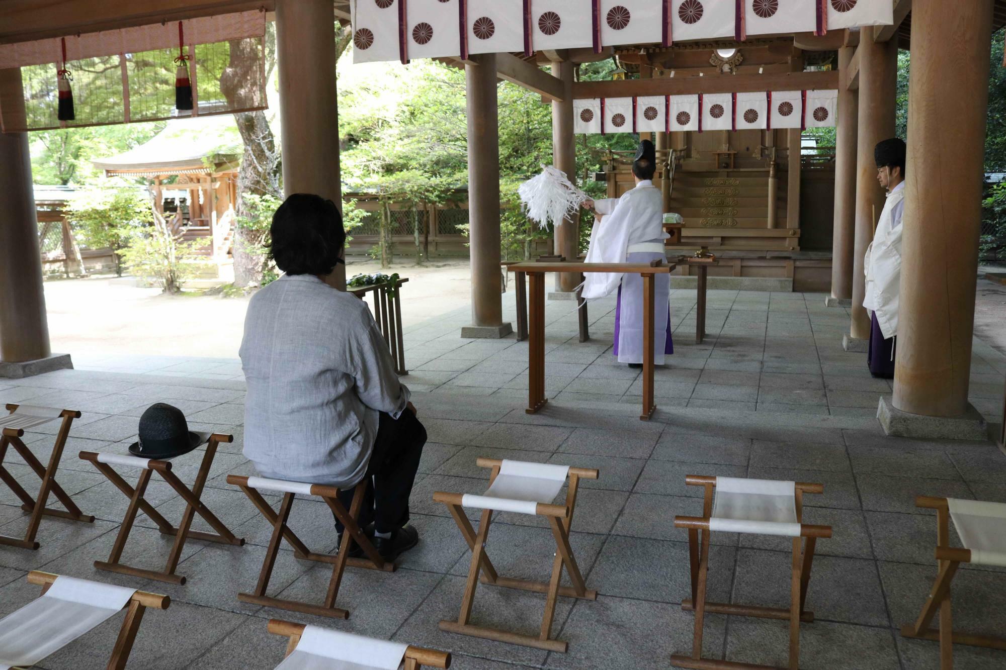 本殿内で行われた神事。背を向けて座っているのは谷口さん