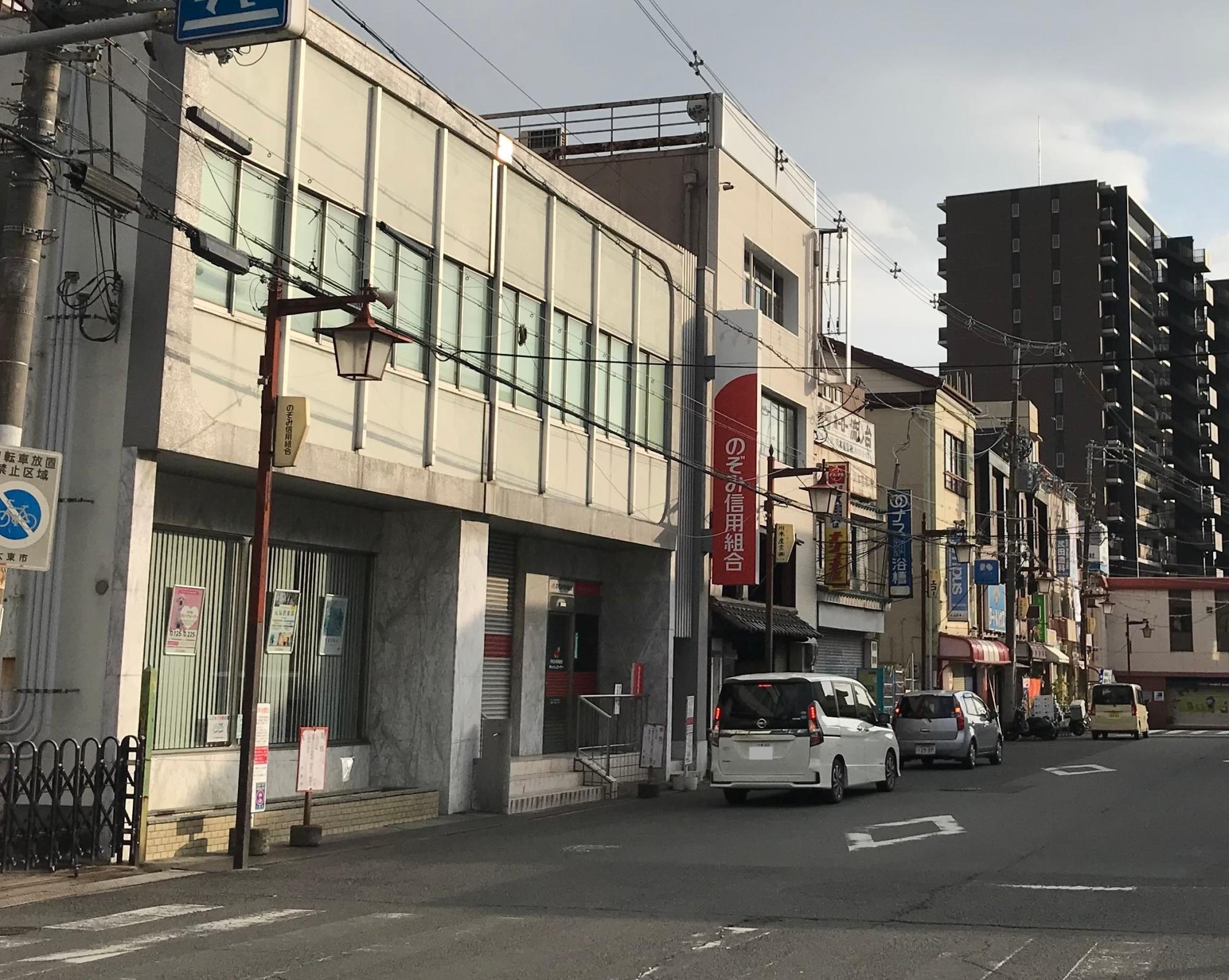 21年年明け前後のJR四条畷駅東側の光景。店舗の建屋沿いに赤い街灯が設置されています