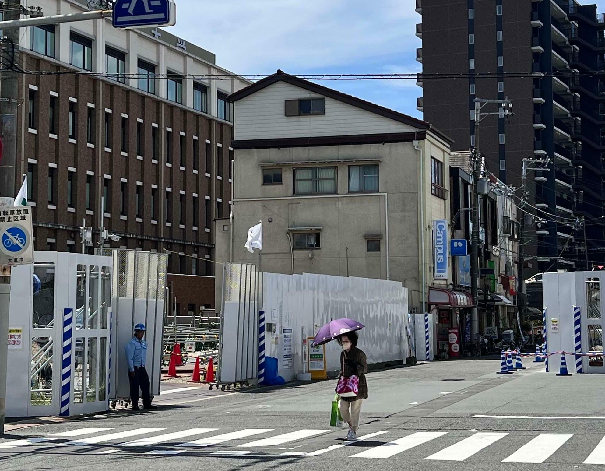 24年7月19日の駅東側の光景。赤い街灯はすべてなくなっています